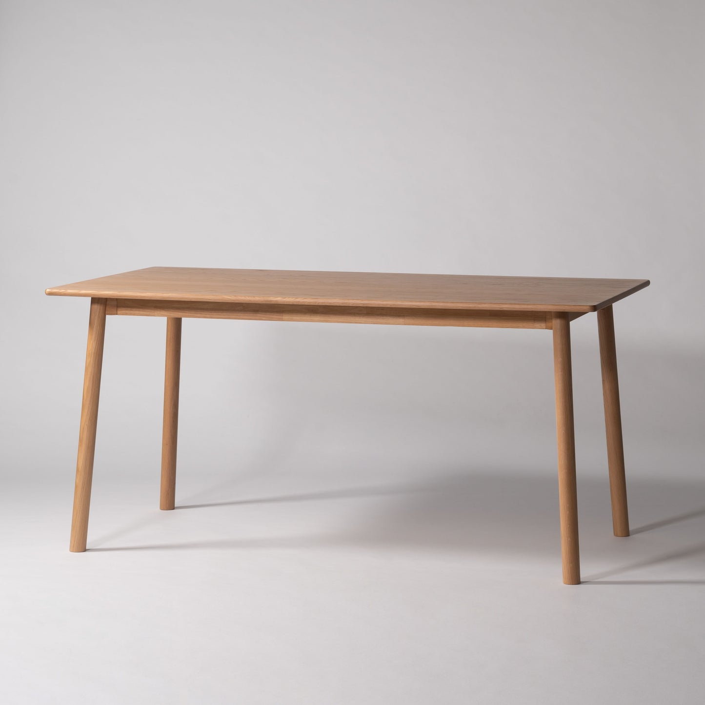 天然木オーク材を天板と脚部に使用したワントーンデザインのダイニングテーブル