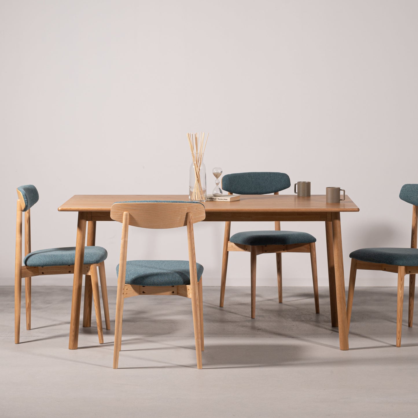 天然木オーク材を天板と脚部に使用したワントーンデザインのダイニングテーブルをブルーの張り地のダイニングチェアと合わせたインテリアコーディネート