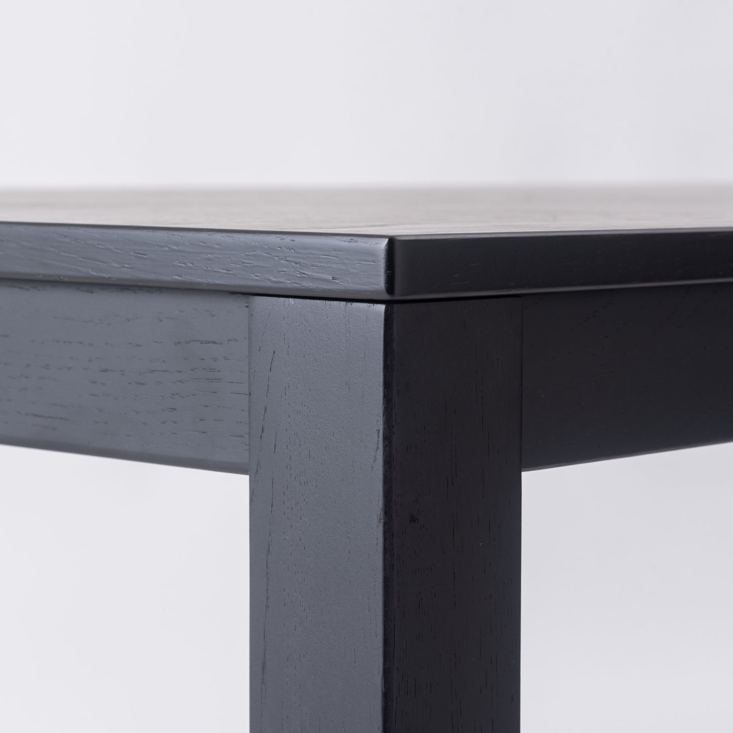 天然木オーク材を使用したブラックのシンプルなダイニングテーブル