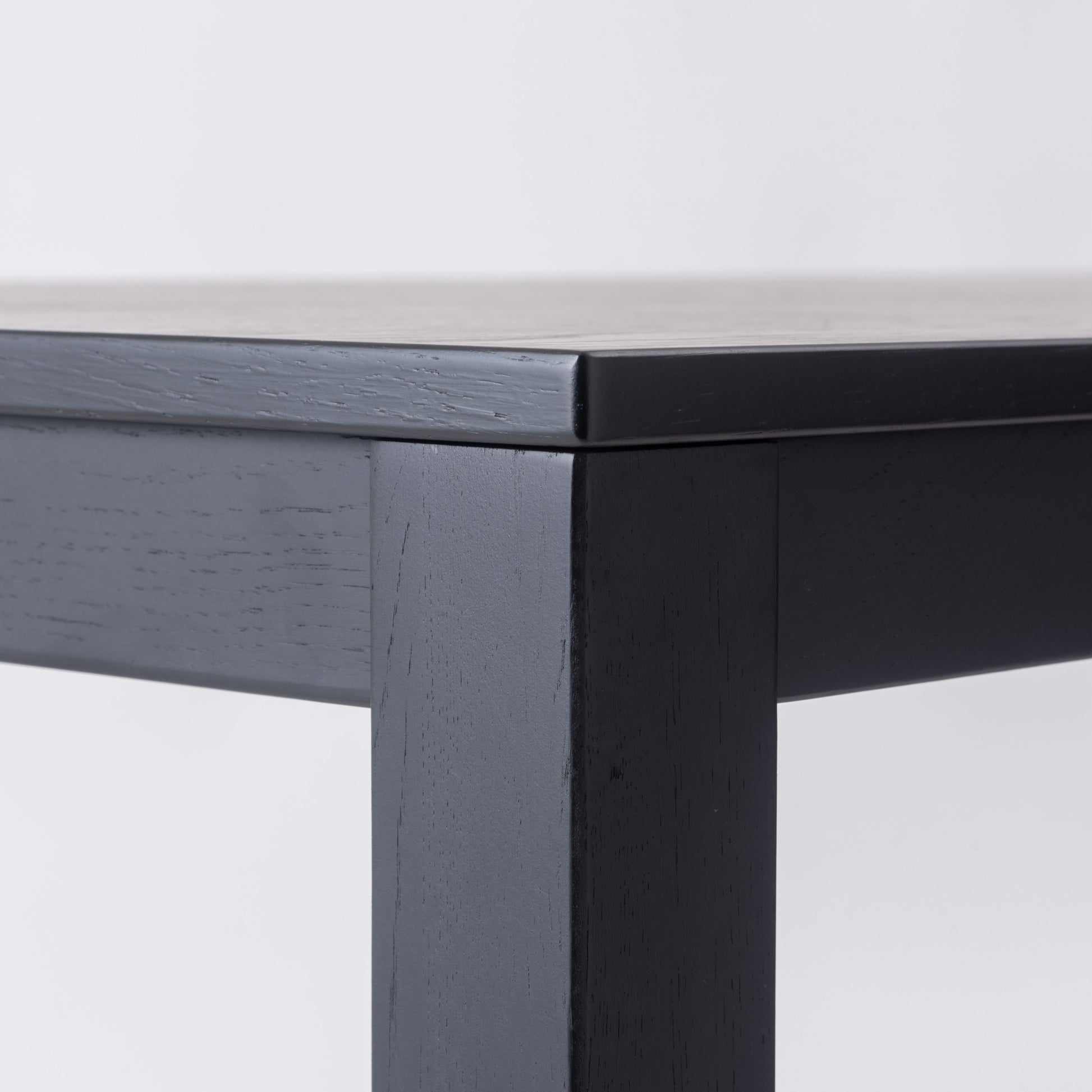 天然木オーク材を使用したブラックのシンプルなダイニングテーブル