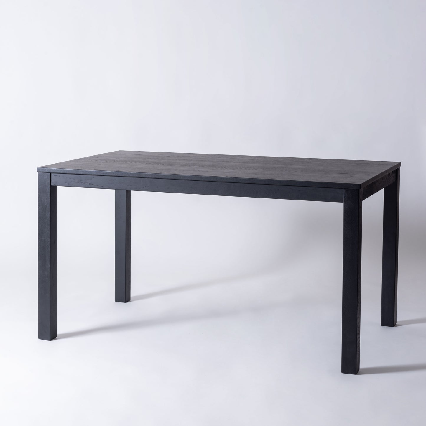 天然木オーク材を使用したブラックのシンプルなダイニングテーブル