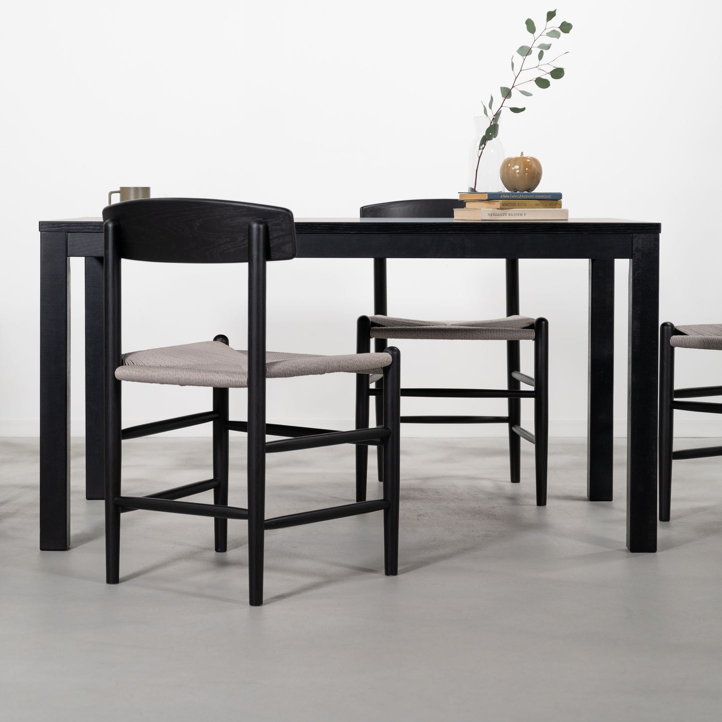 天然木オーク材を使用したブラックのシンプルなダイニングテーブル