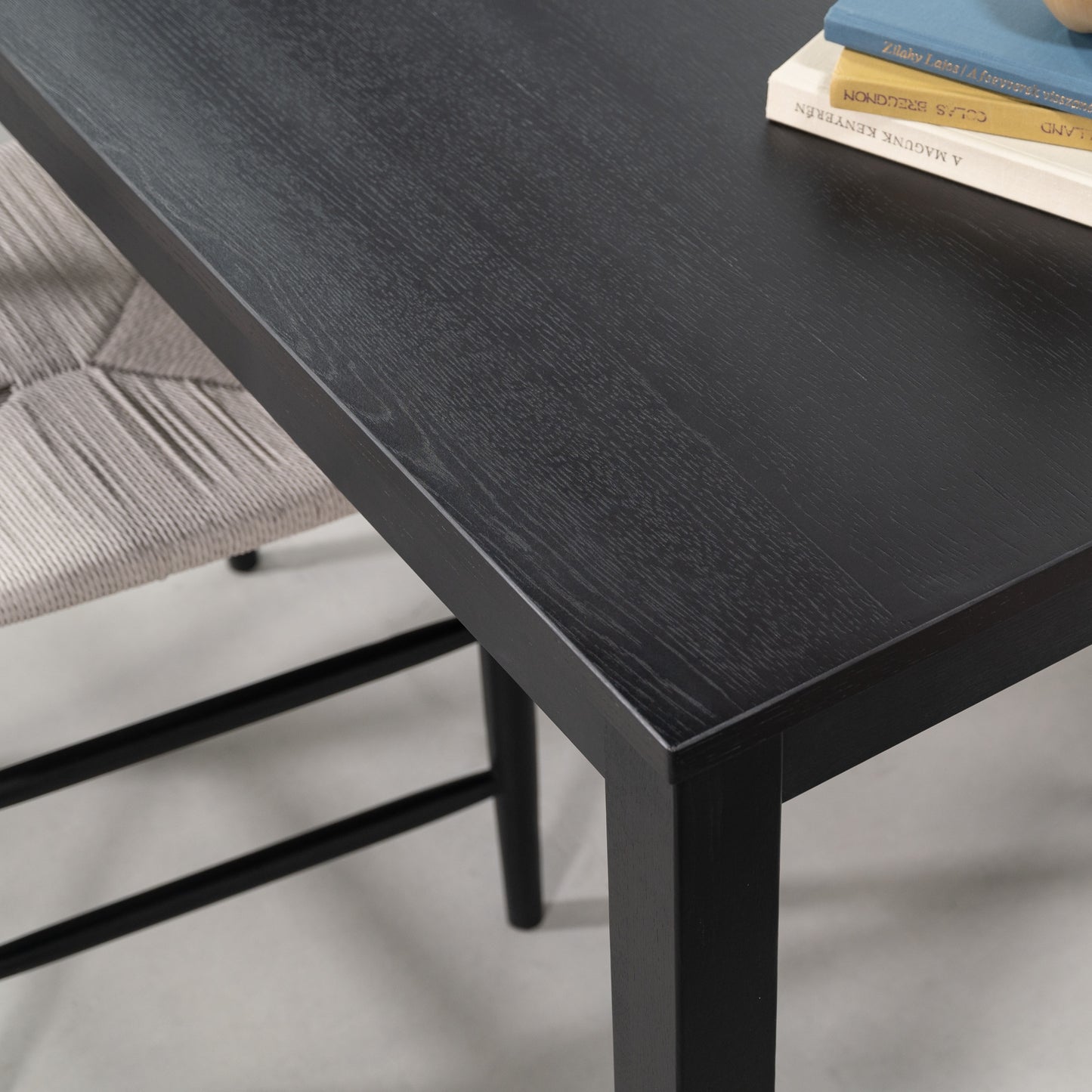 天然木オーク材を使用したブラックのシンプルなダイニングテーブル