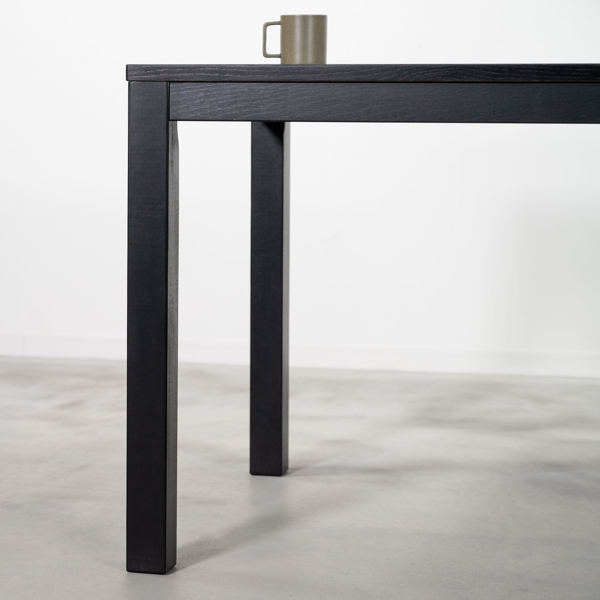 天然木オーク材を使用したブラックのシンプルなダイニングテーブル