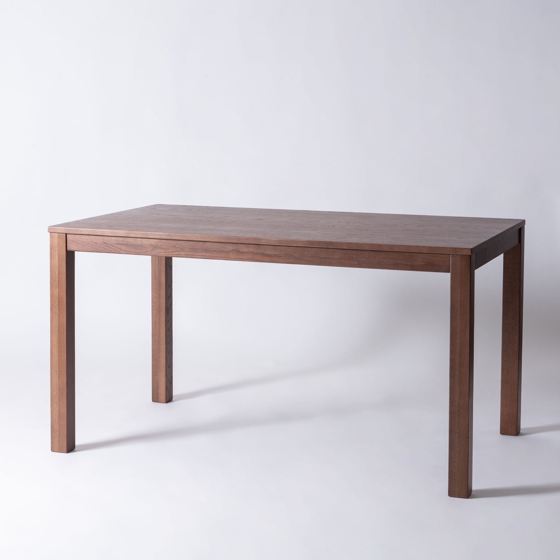 ウォルナットカラーの天然木オーク材を使用したシンプルなダイニングテーブル