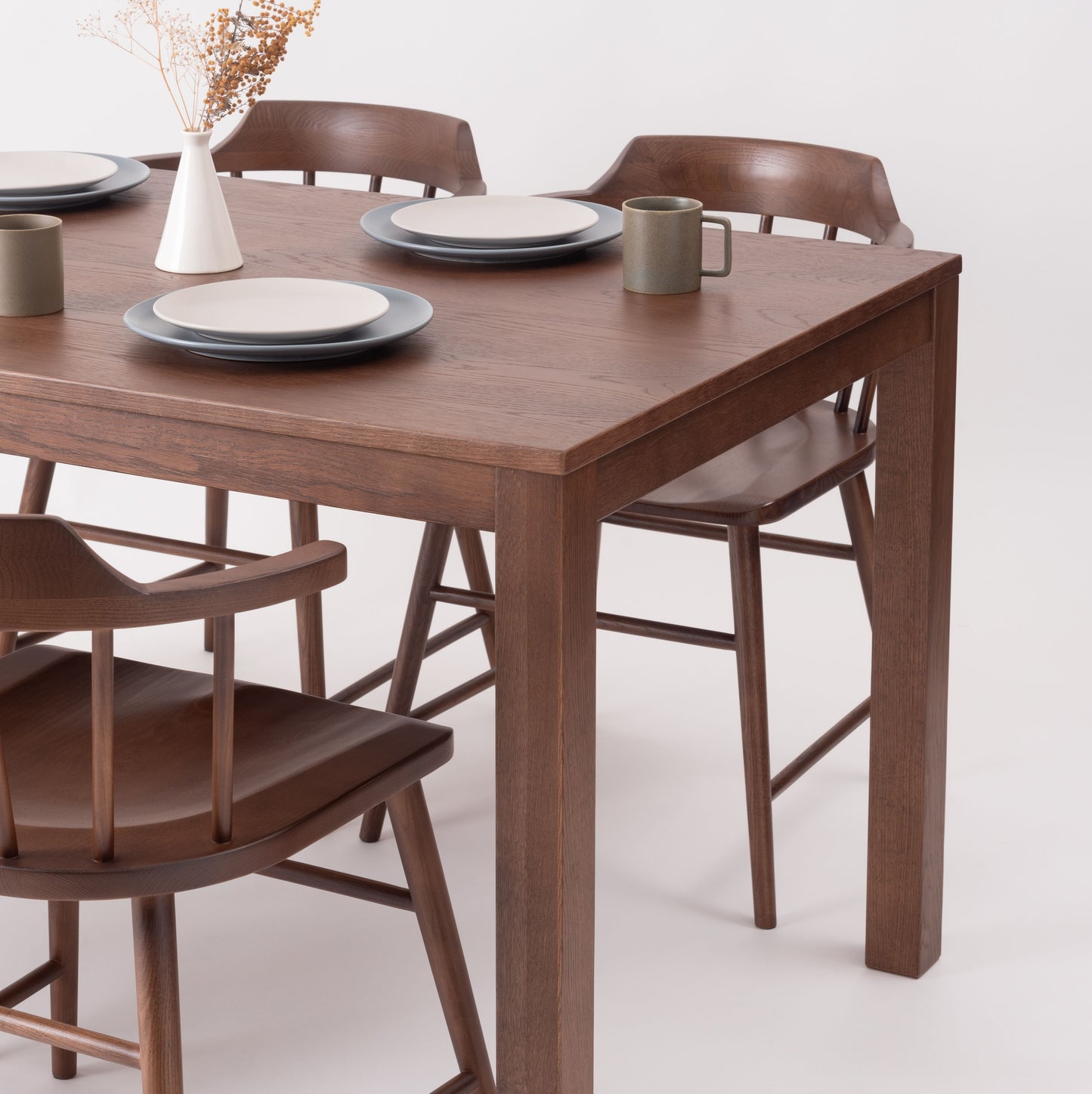 ウォルナットカラーの天然木オーク材を使用したシンプルなダイニングテーブル