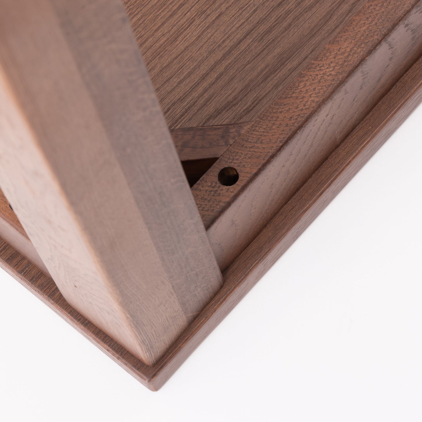 ウォルナットカラーの天然木オーク材を使用したシンプルなダイニングテーブル