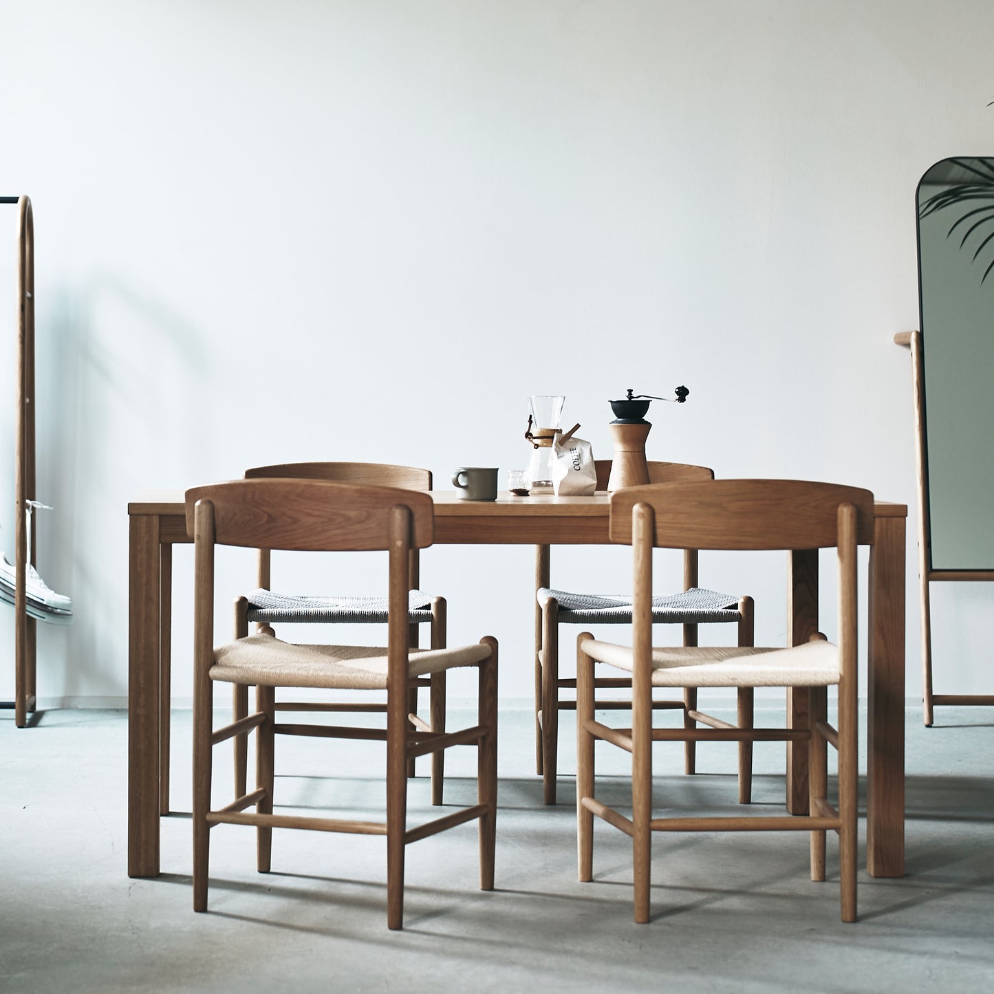 ウォルナットカラーの天然木オーク材を使用したシンプルなダイニングテーブル