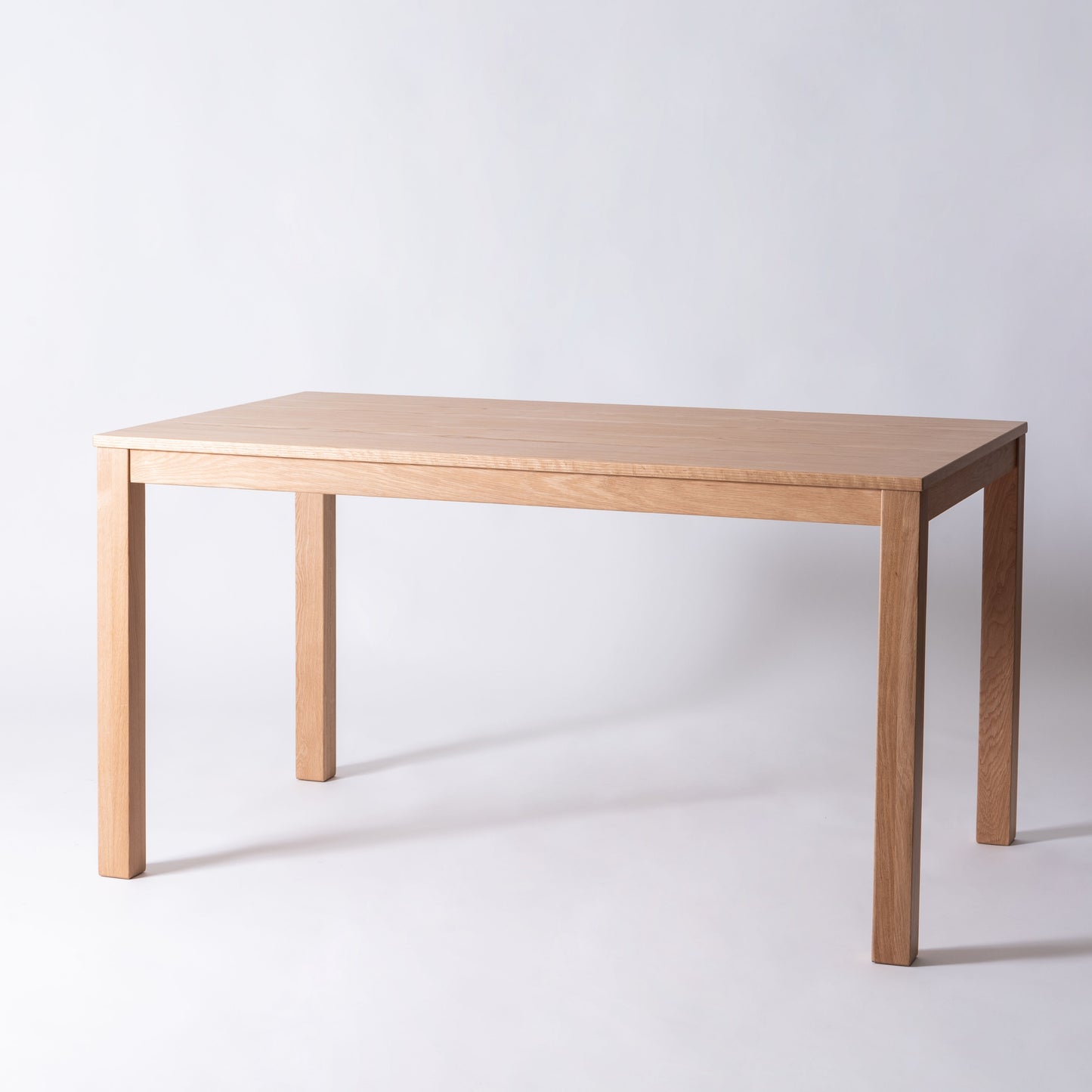 天然木オーク材を使用したシンプルなダイニングテーブル