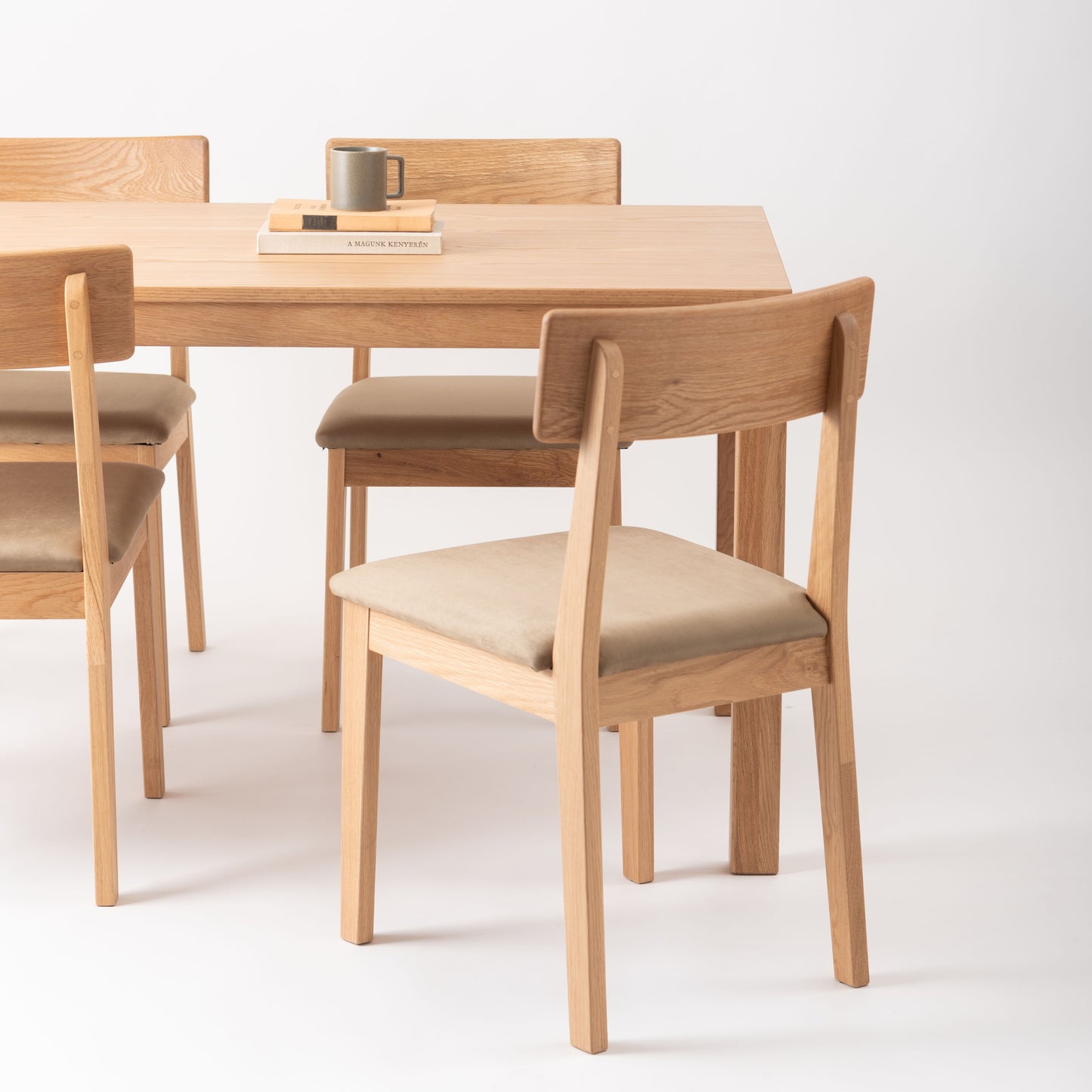 天然木オーク材を使用したシンプルなダイニングテーブル