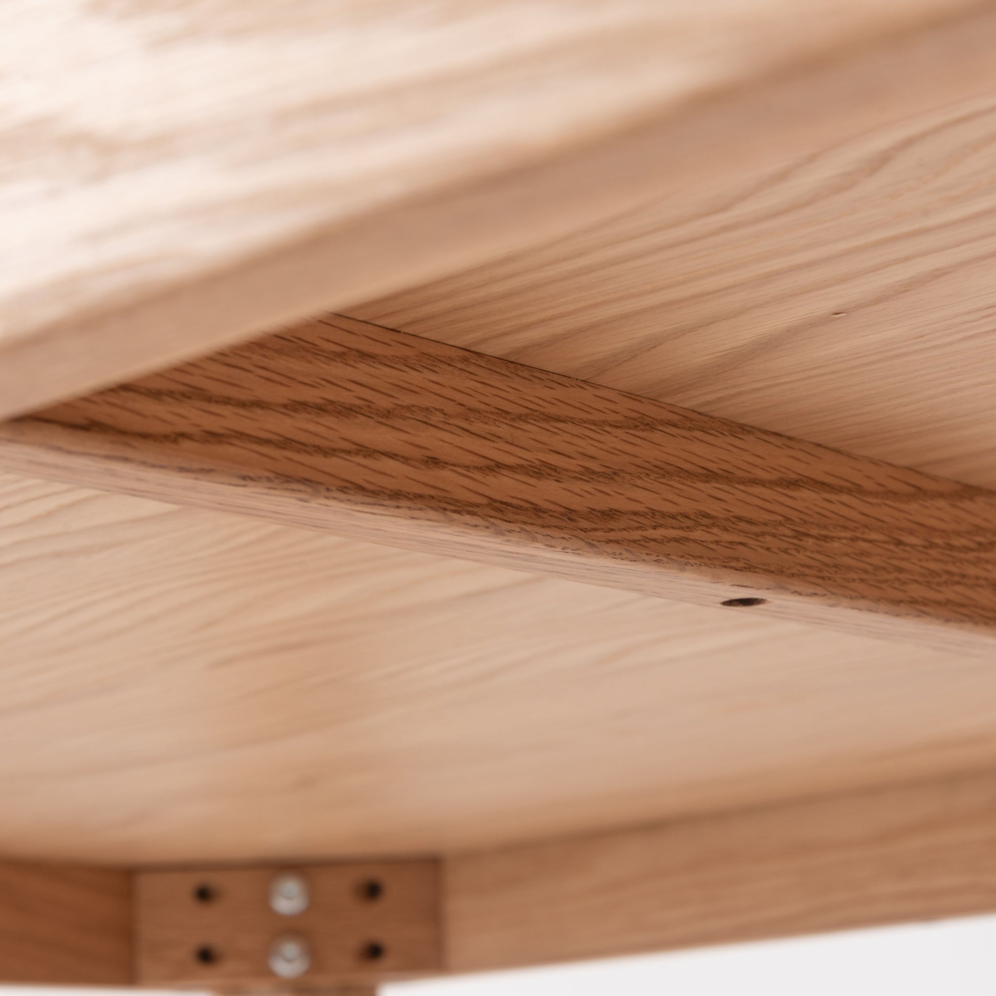 天然木オーク材を使用したシンプルなダイニングテーブルの天板裏のアップ