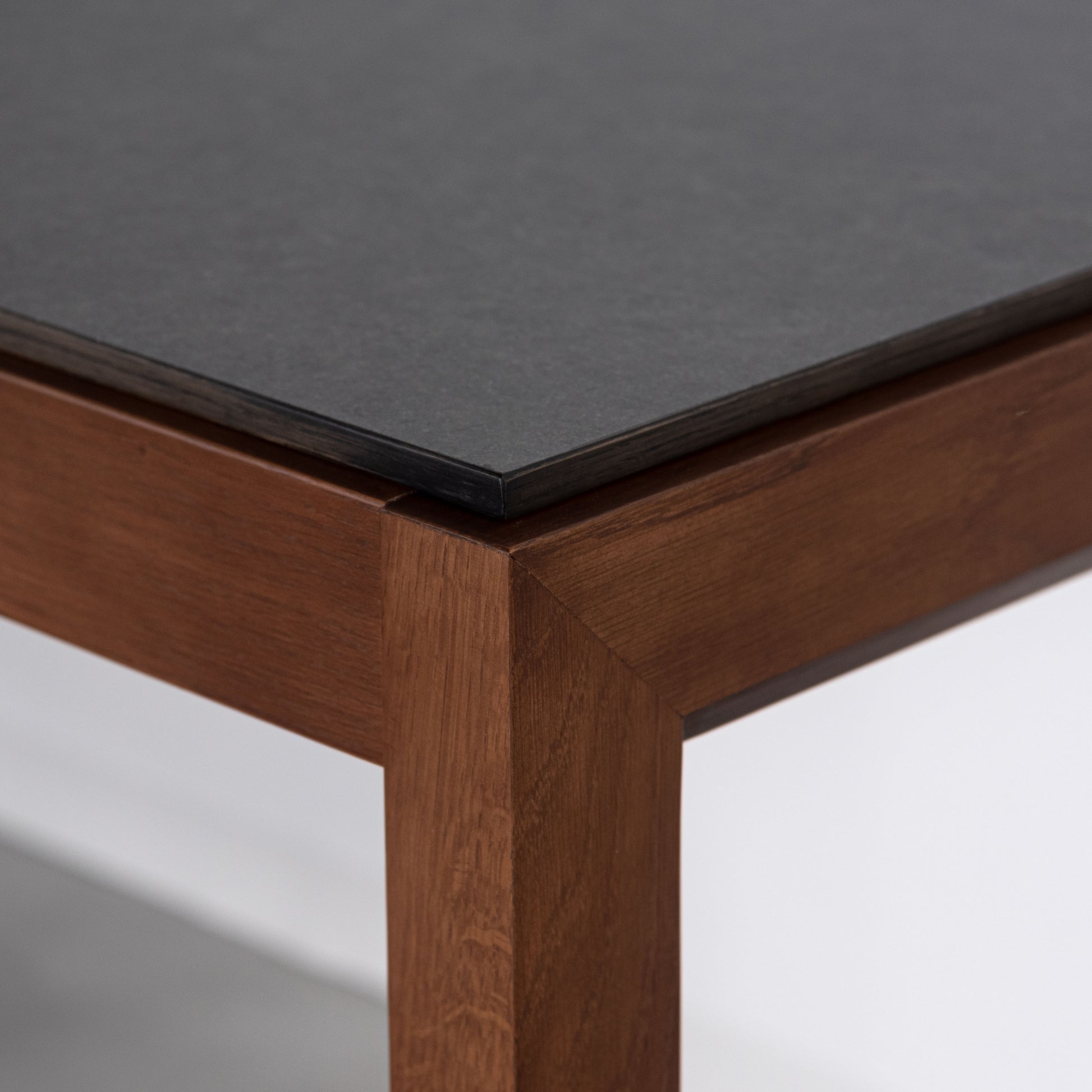 大理石調の天板が特徴的な土台は天然木のダークウッドカラーなダイニングテーブル