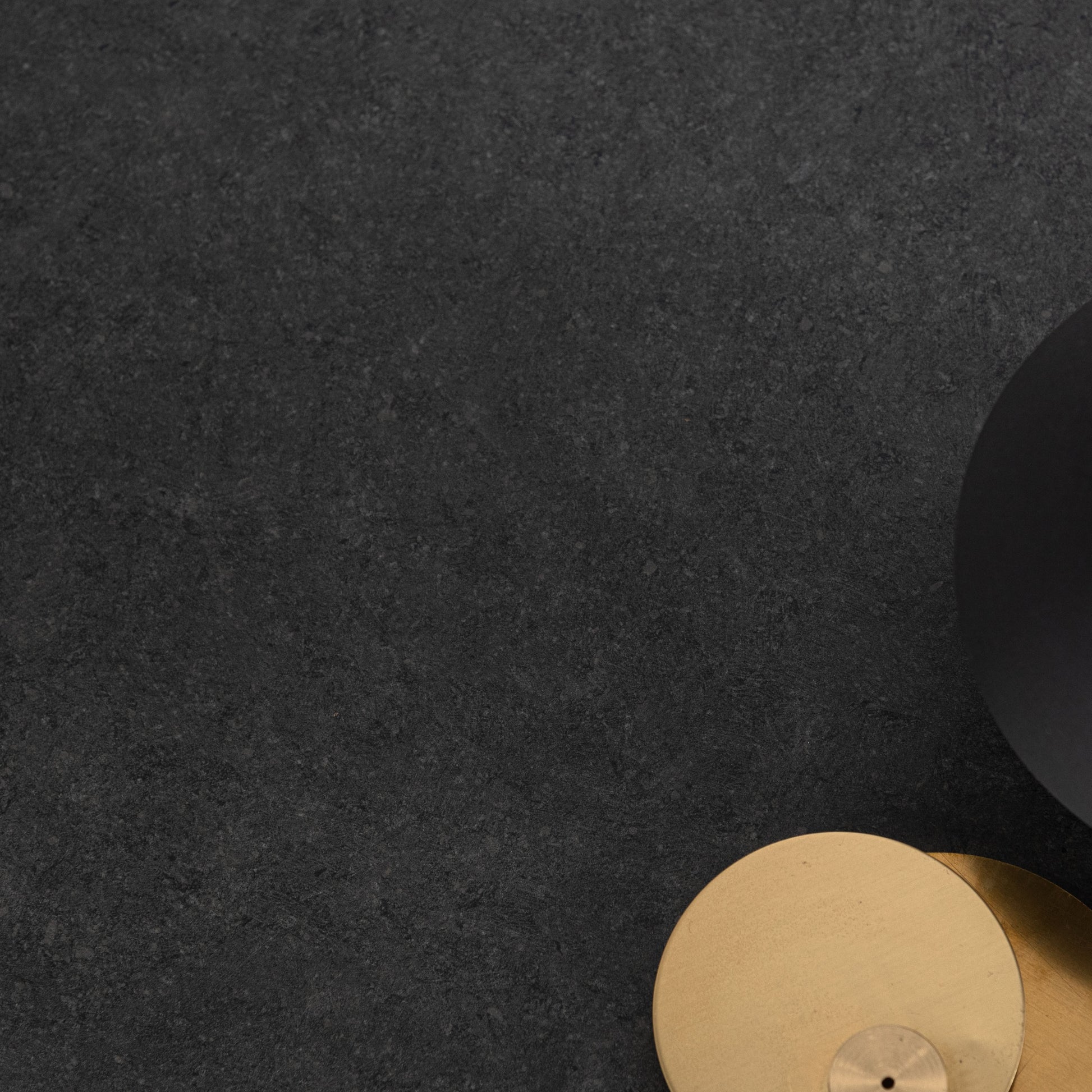 大理石調の天板が特徴的な土台は天然木のダークウッドカラーなダイニングテーブルの天板のアップ