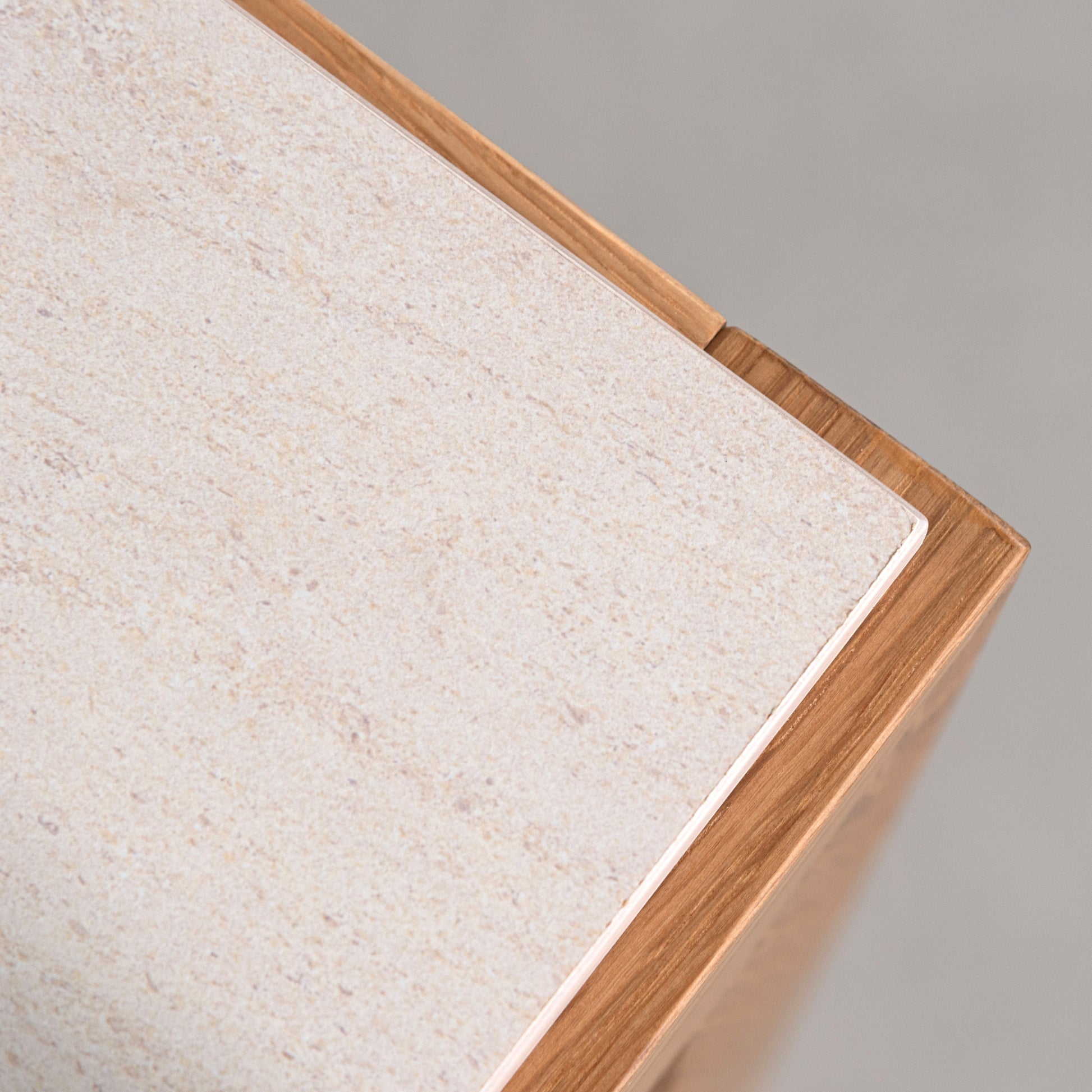 大理石調の天板が特徴的な土台は天然木のダイニングテーブルの天板のアップの写真