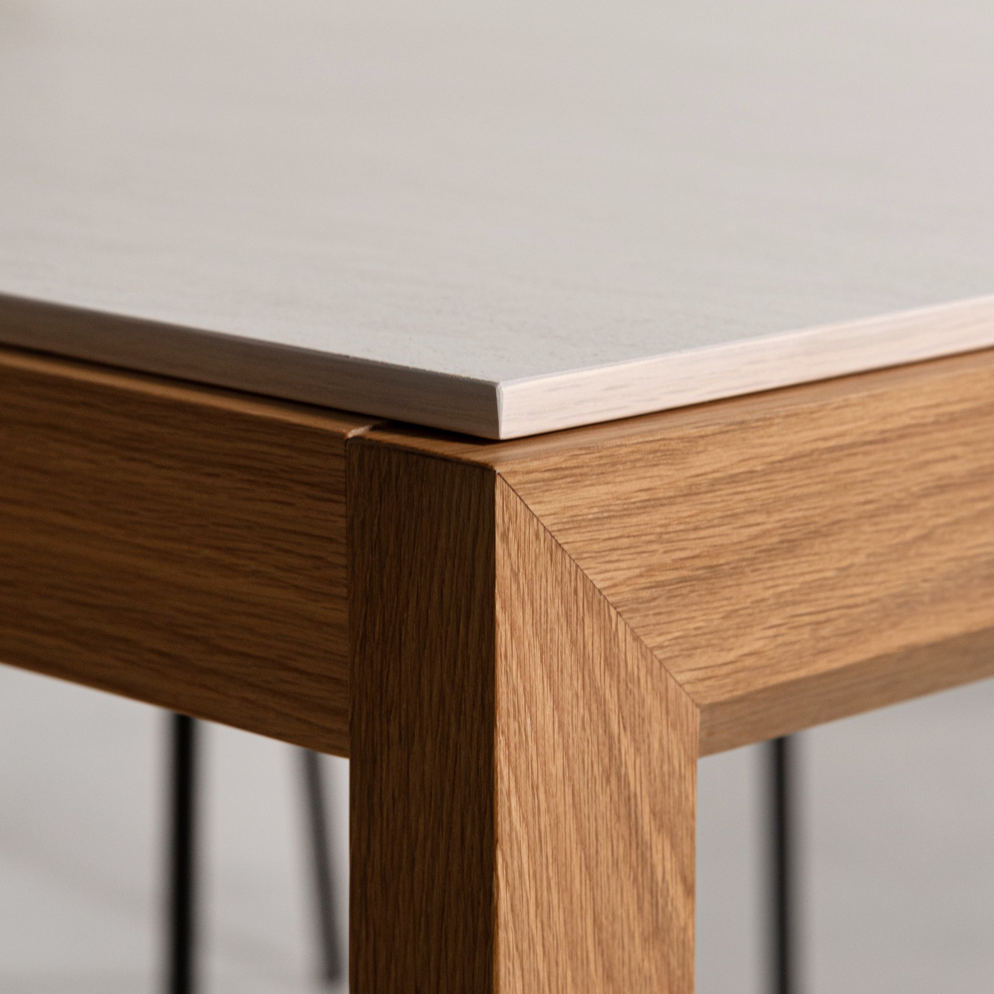 大理石調の天板が特徴的な土台は天然木のダイニングテーブルの天板の角の写真