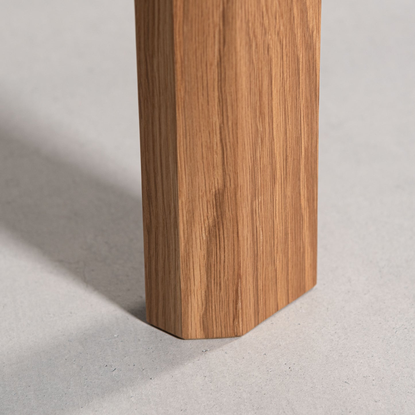 大理石調の天板が特徴的な土台は天然木のダイニングテーブルの脚部分のアップ