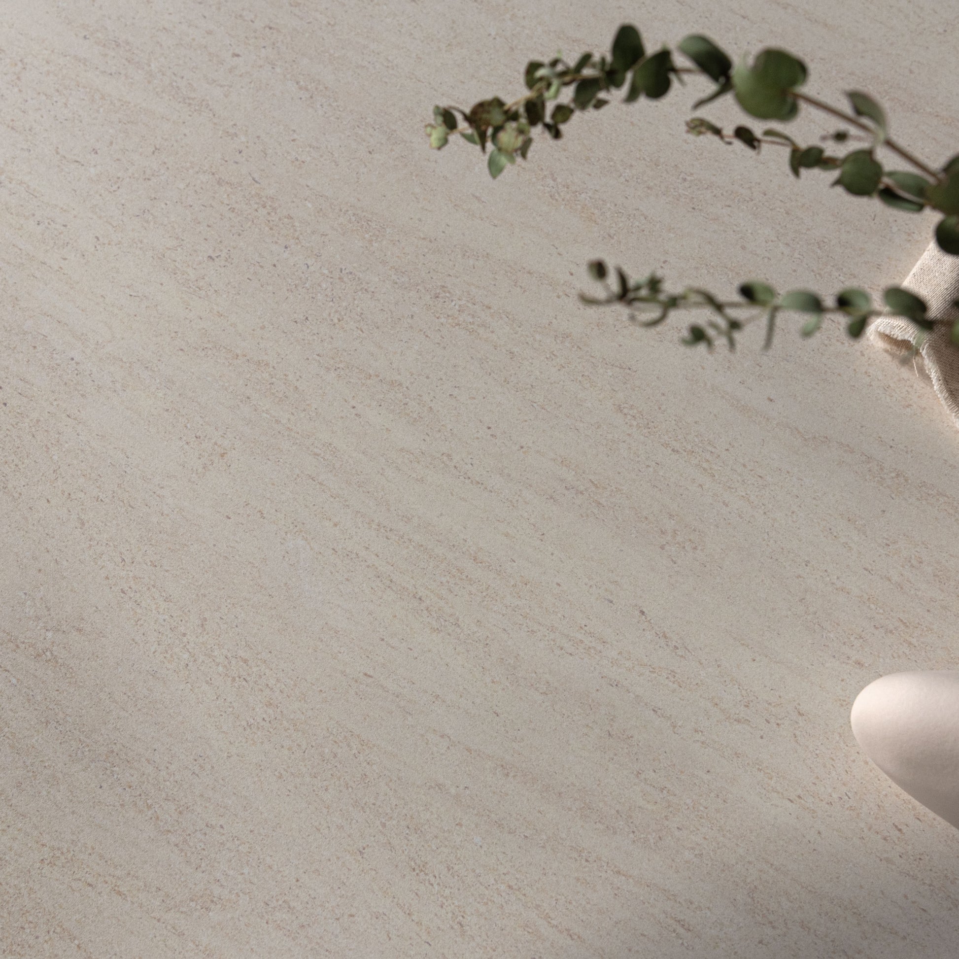 大理石調の天板が特徴的な土台は天然木のダイニングテーブルの天板のアップの写真