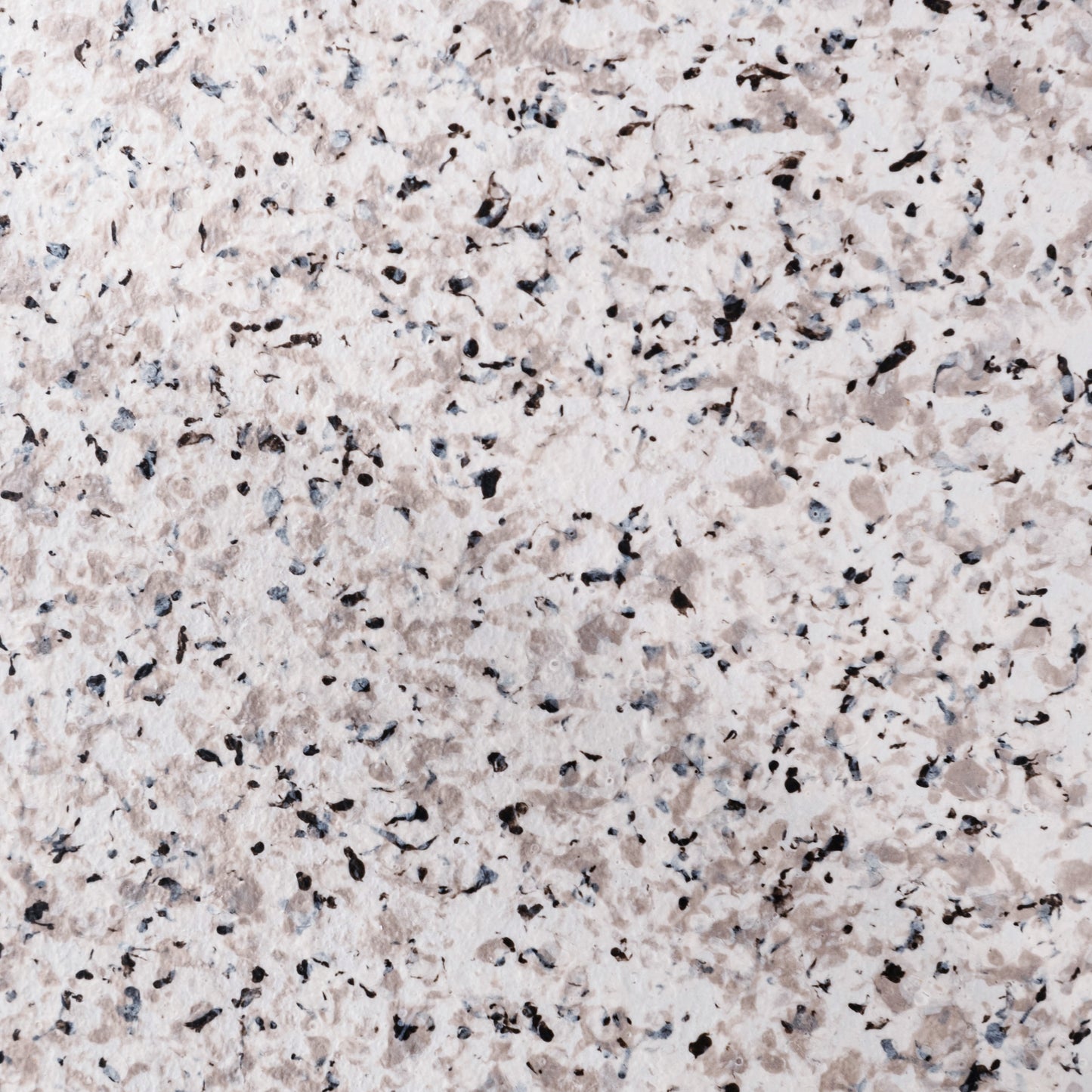 天然木の天板にテラゾー柄のスチール脚を組み合わせた、異素材ミックスデザインのダイニングテーブルの脚部分のテラゾー柄のアップ