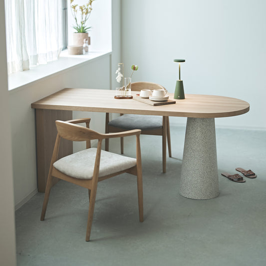 部屋の窓辺で天然木の天板にテラゾー柄のスチール脚を組み合わせた、異素材ミックスデザインのダイニングテーブルと天然木のダイニングチェアを合わせたインテリア