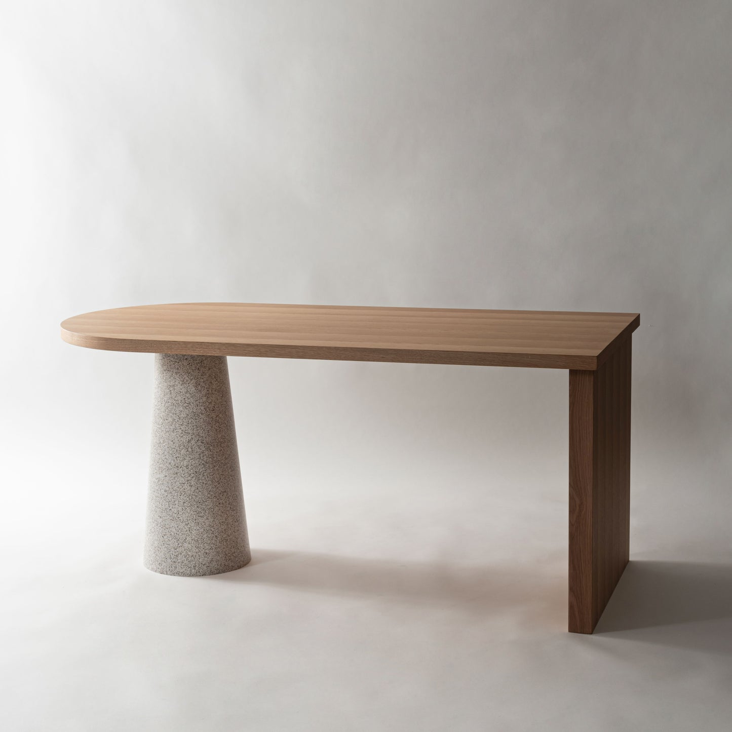 天然木の天板にテラゾー柄のスチール脚を組み合わせた、異素材ミックスデザインのダイニングテーブル