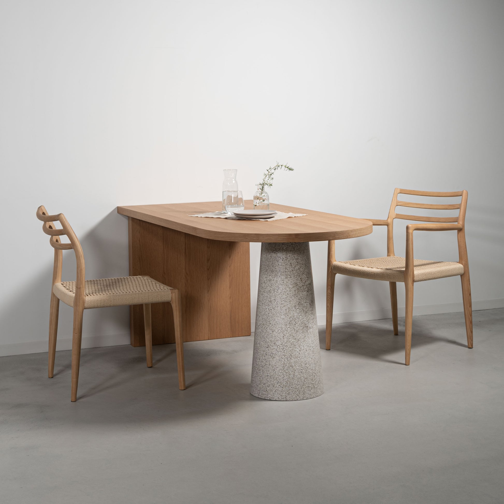 天然木の天板にテラゾー柄のスチール脚を組み合わせた、異素材ミックスデザインのダイニングテーブルと天然木のダイニングチェアを合わせたインテリア