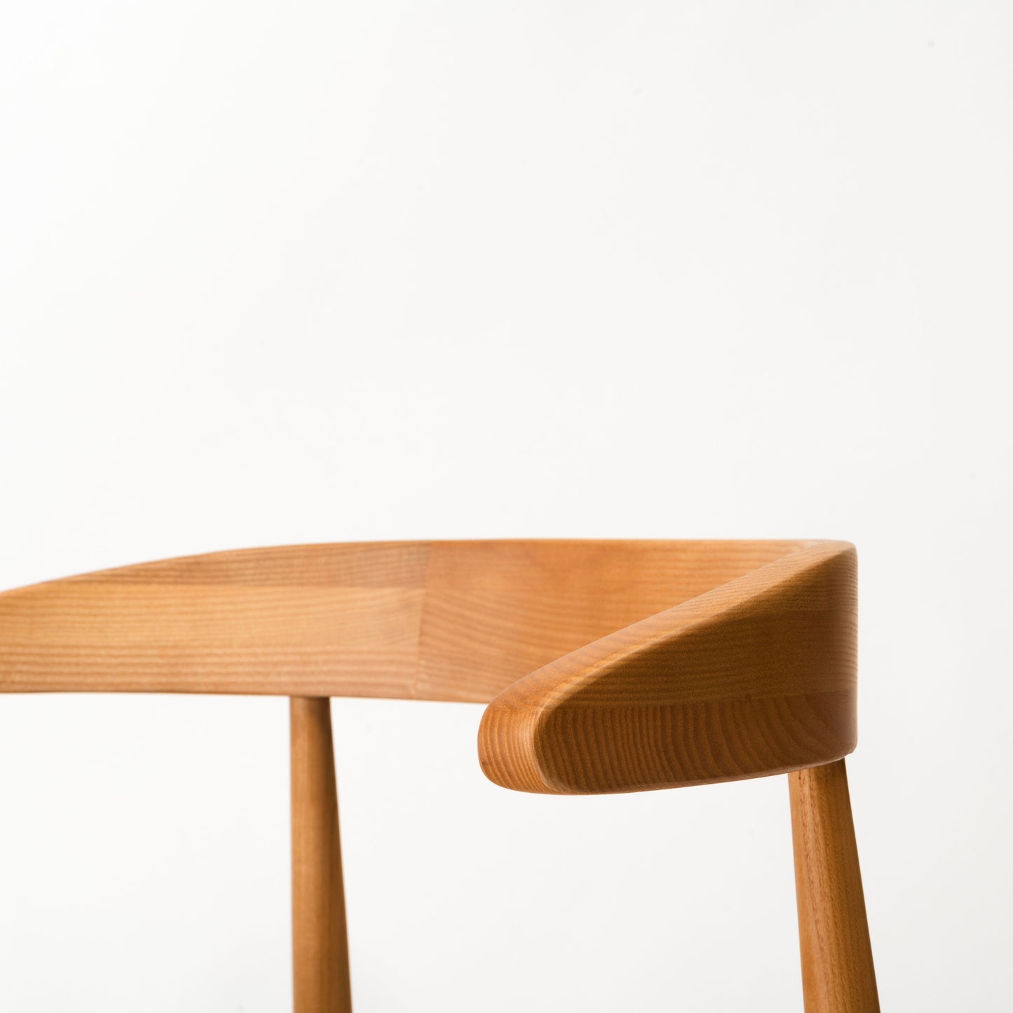 木製フレームのダイニングチェア