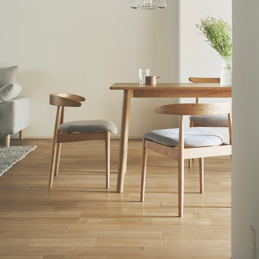 木製フレームのダイニングチェア