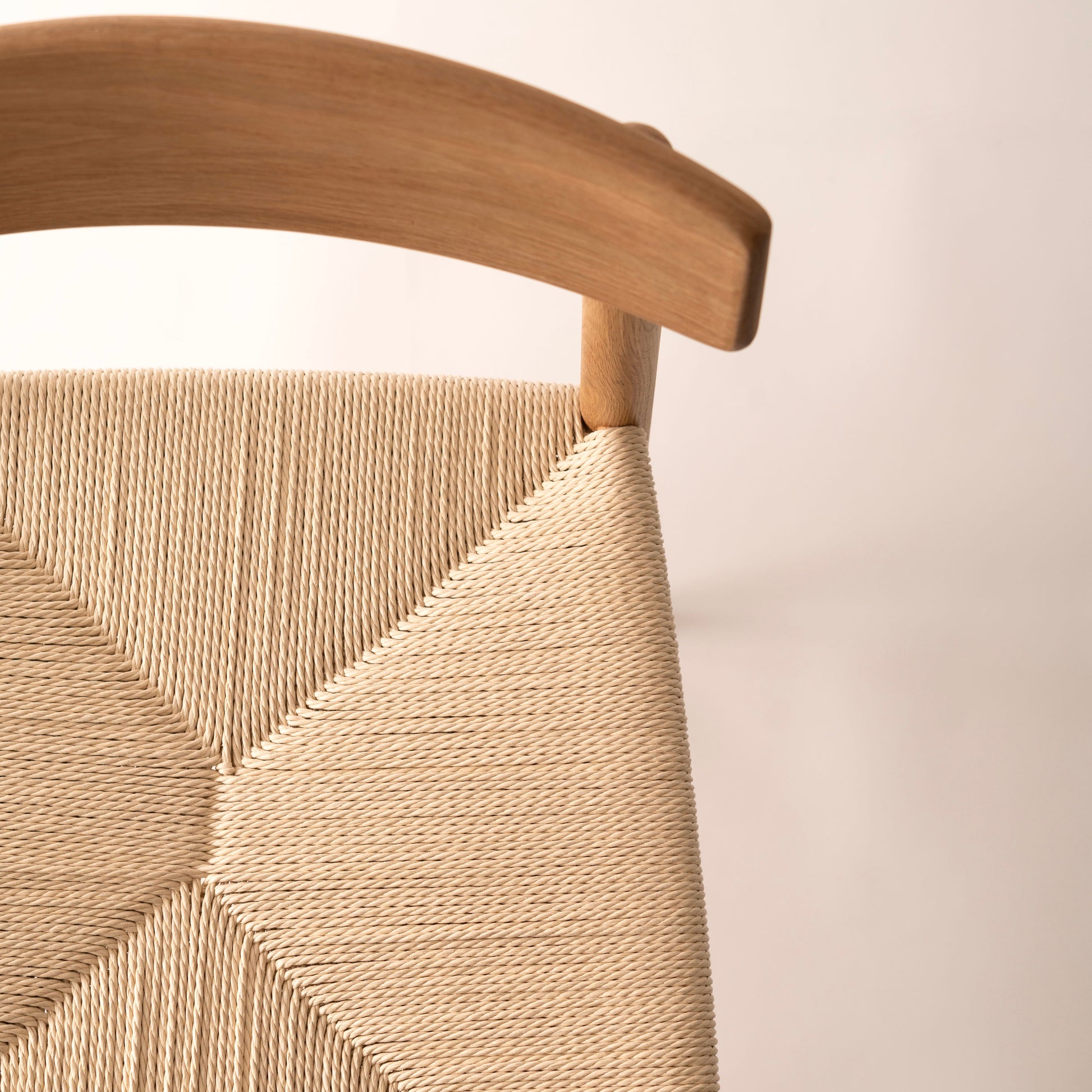 ペーパーコードデザインがお洒落な背もたれ付きの椅子