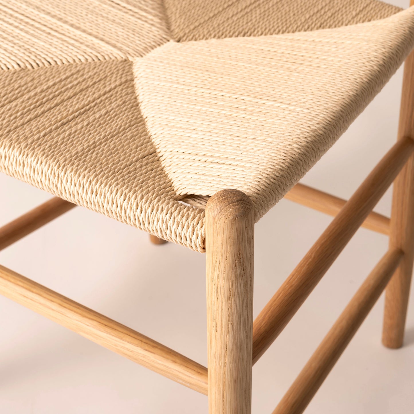 ペーパーコードデザインがお洒落な背もたれ付きの椅子