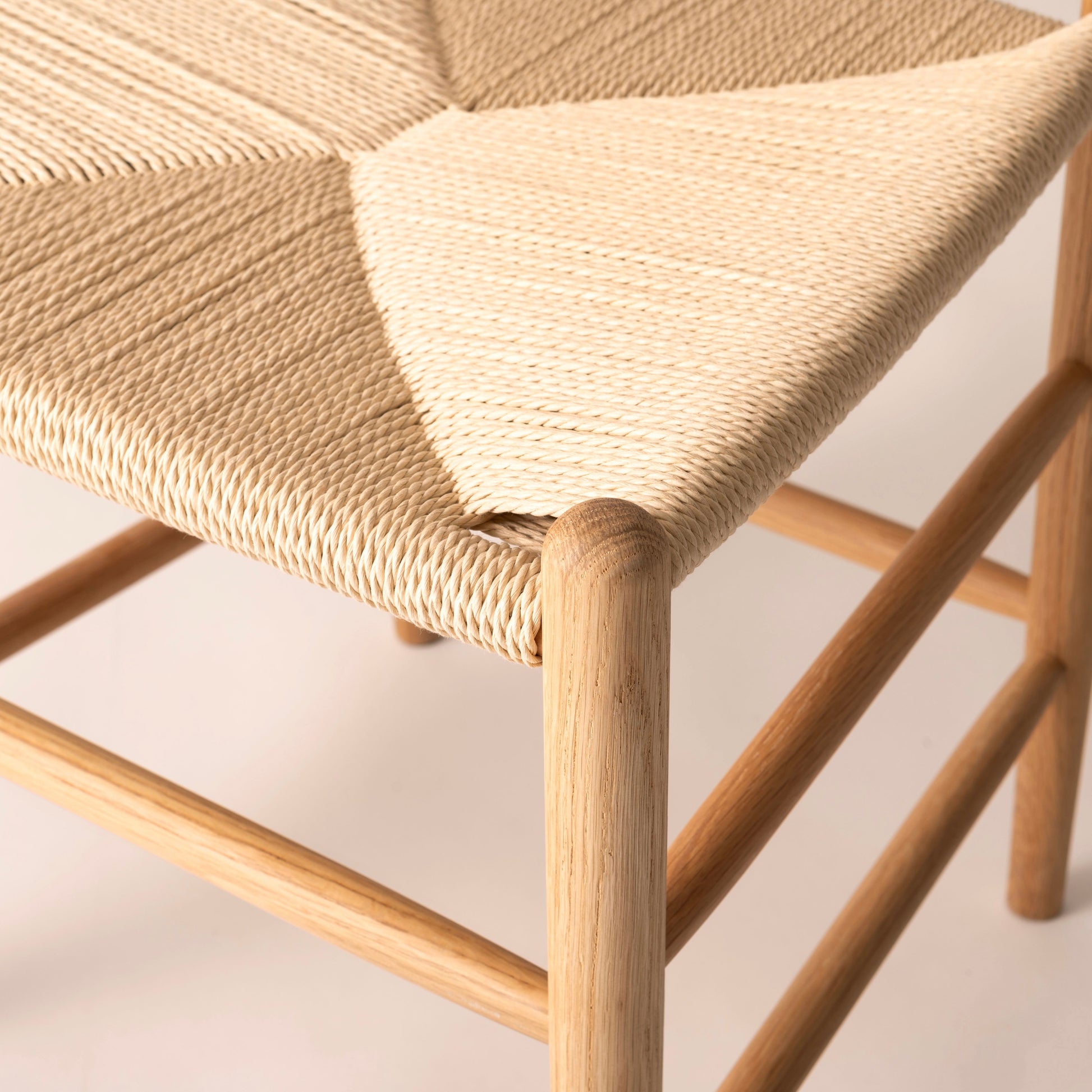 ペーパーコードデザインがお洒落な背もたれ付きの椅子