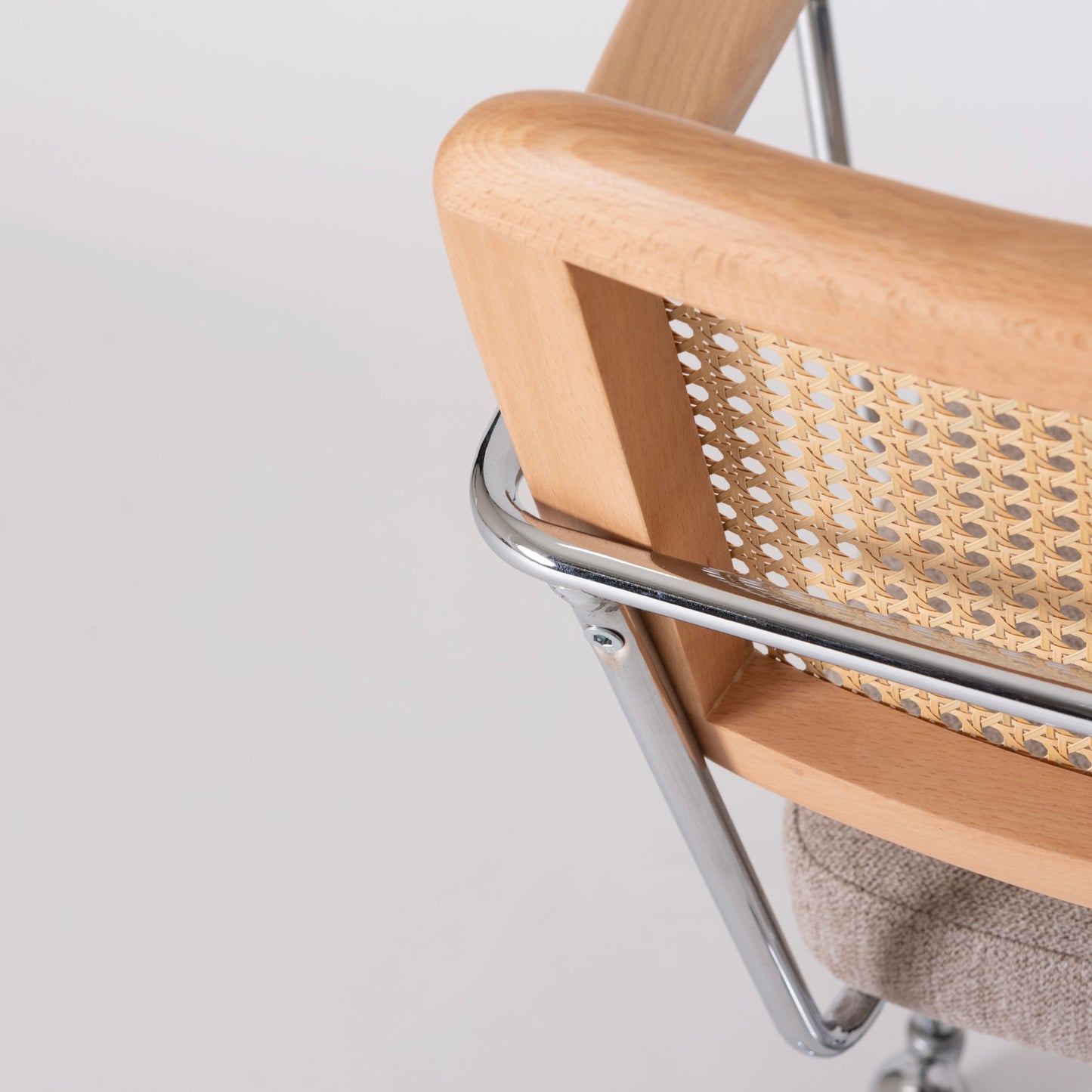 ラタンデザインがお洒落なワークチェアの背もたれ部分