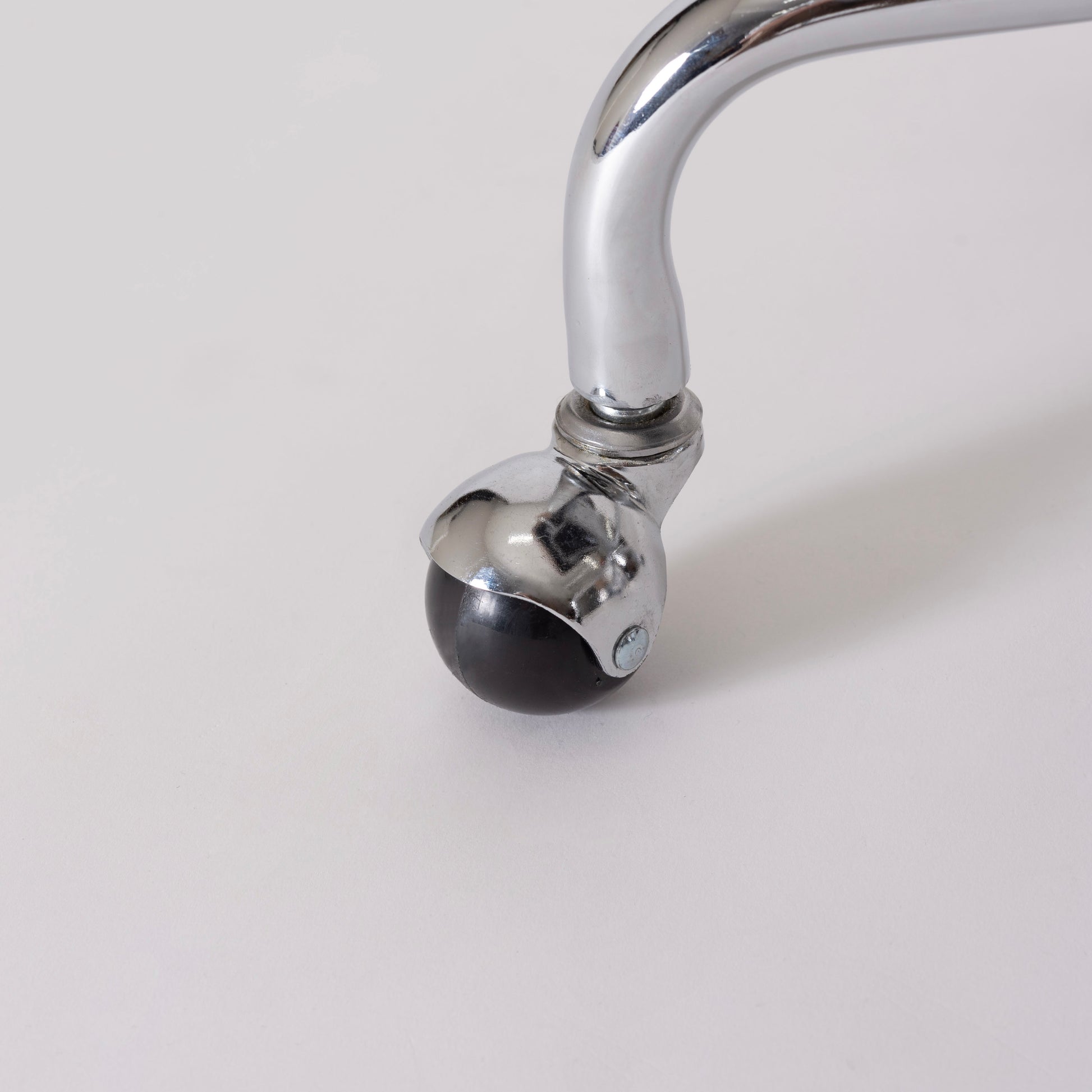 ラタンデザインがお洒落なワークチェアのキャスター部分