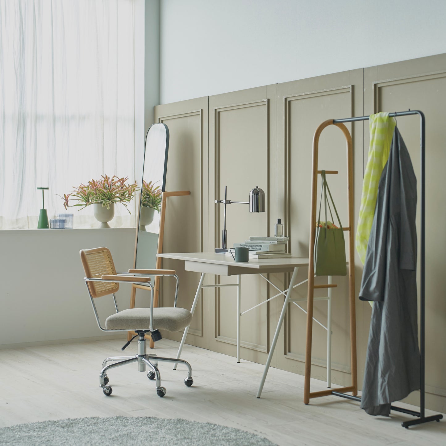 ワークスペースに置かれたラタンデザインがお洒落なワークチェア