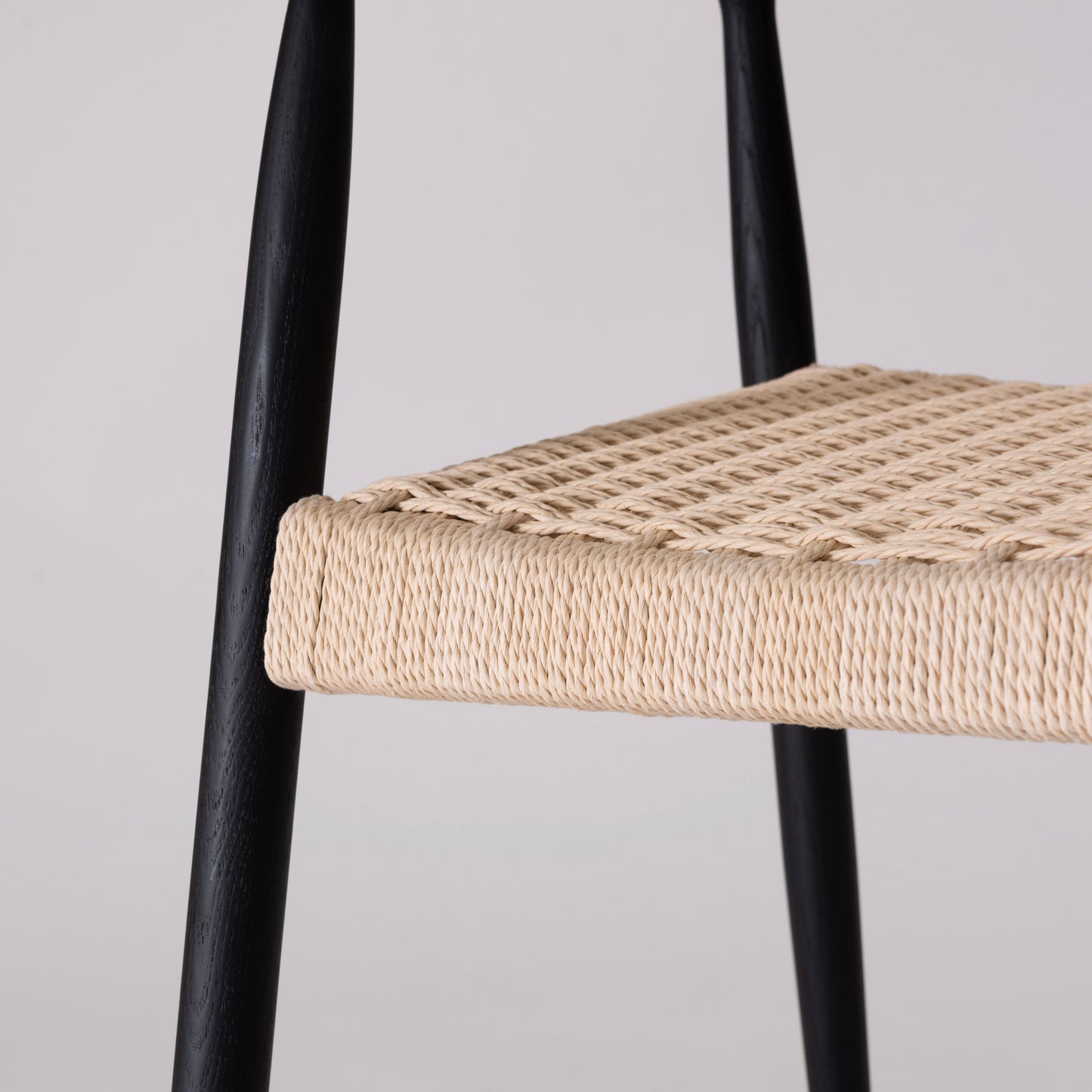 ブラックカラーのペーパーコード座面のアーム付チェア