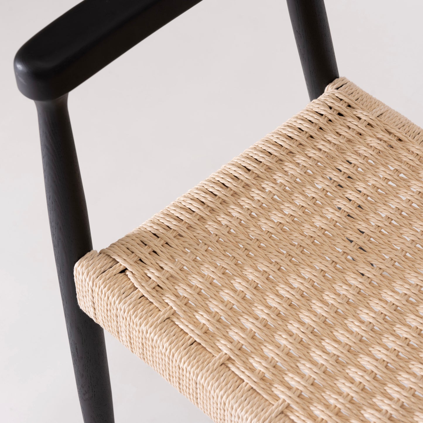 ブラックカラーのペーパーコード座面のアーム付チェア