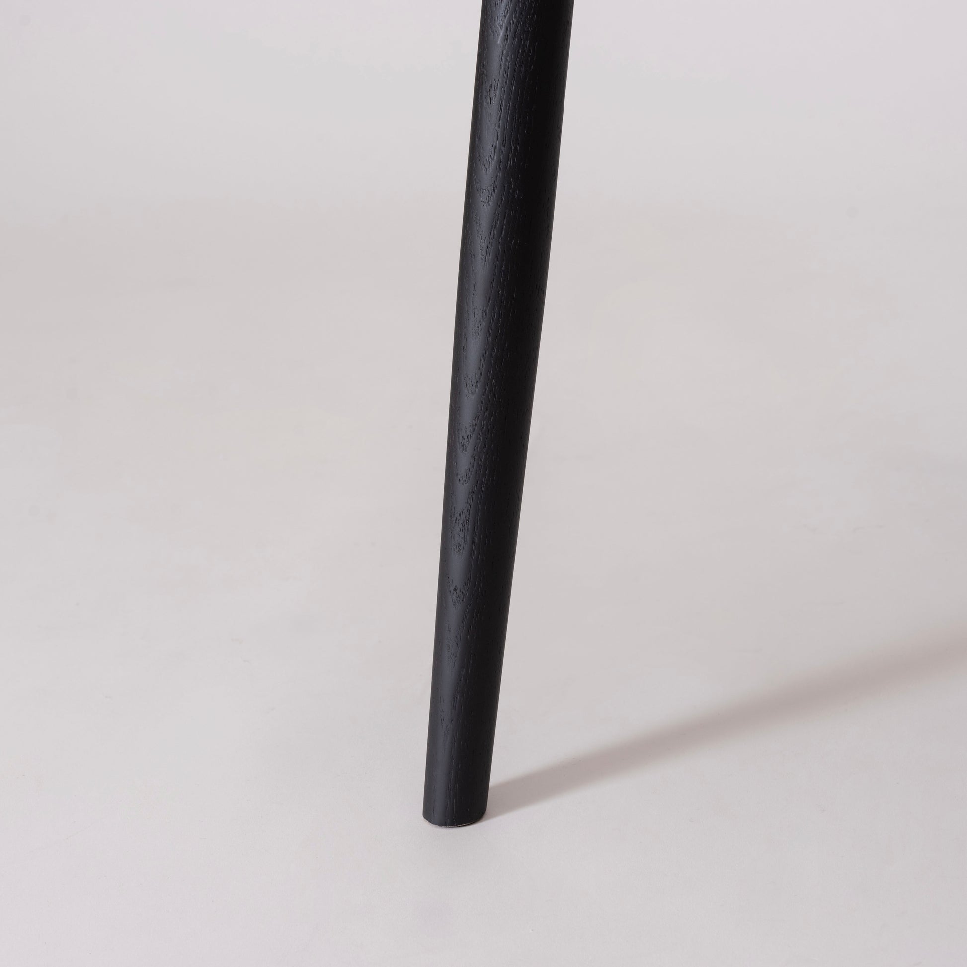 ブラックカラーのペーパーコード座面のアーム付チェア