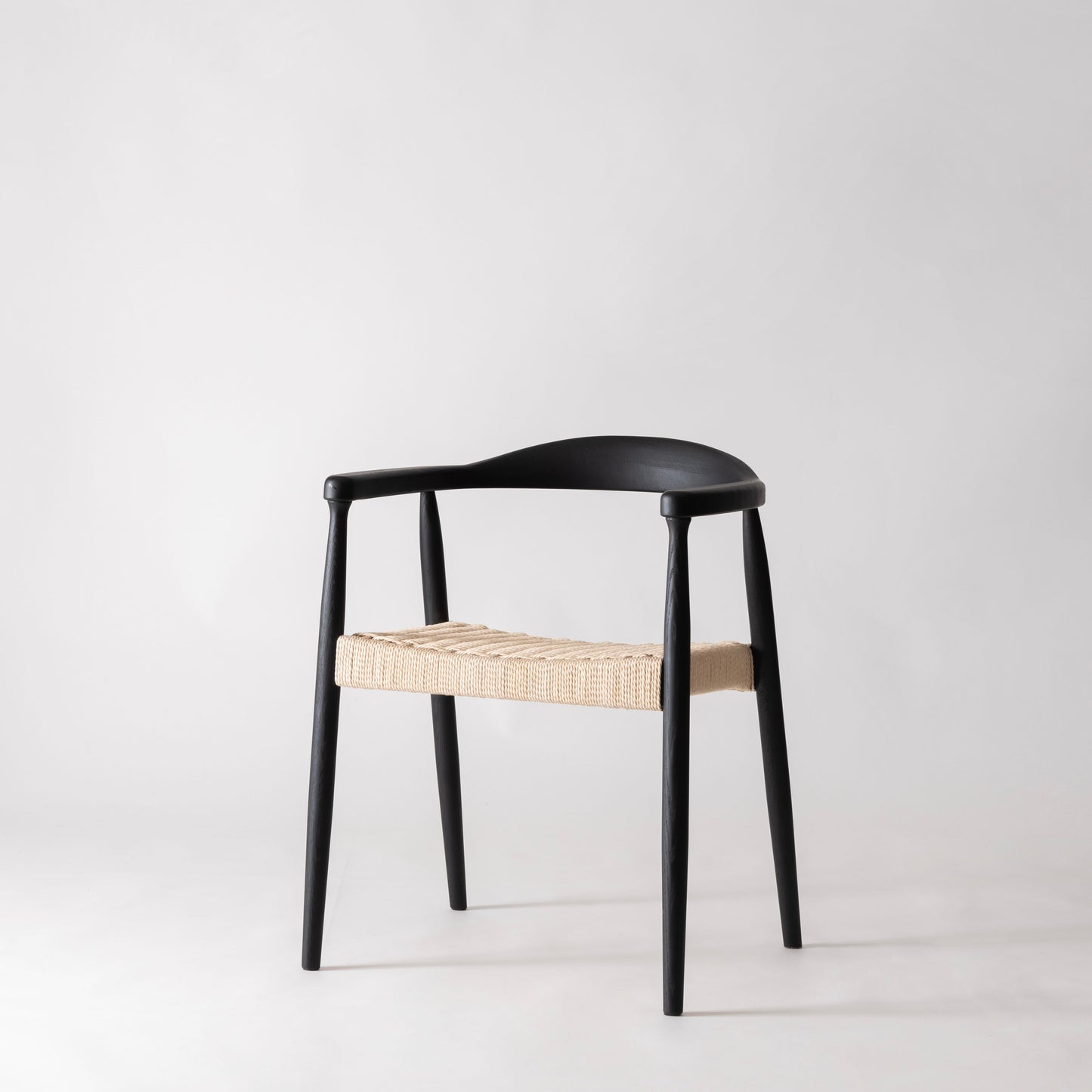 ブラックのペーパーコード座面のアーム付チェア