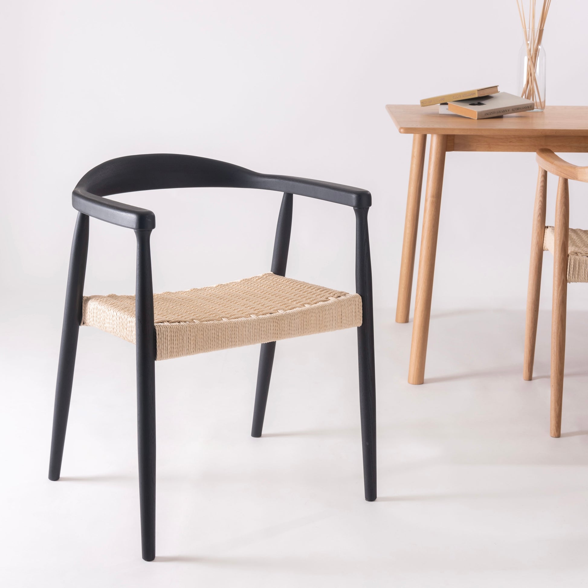 ブラックカラーのペーパーコード座面のアーム付チェア