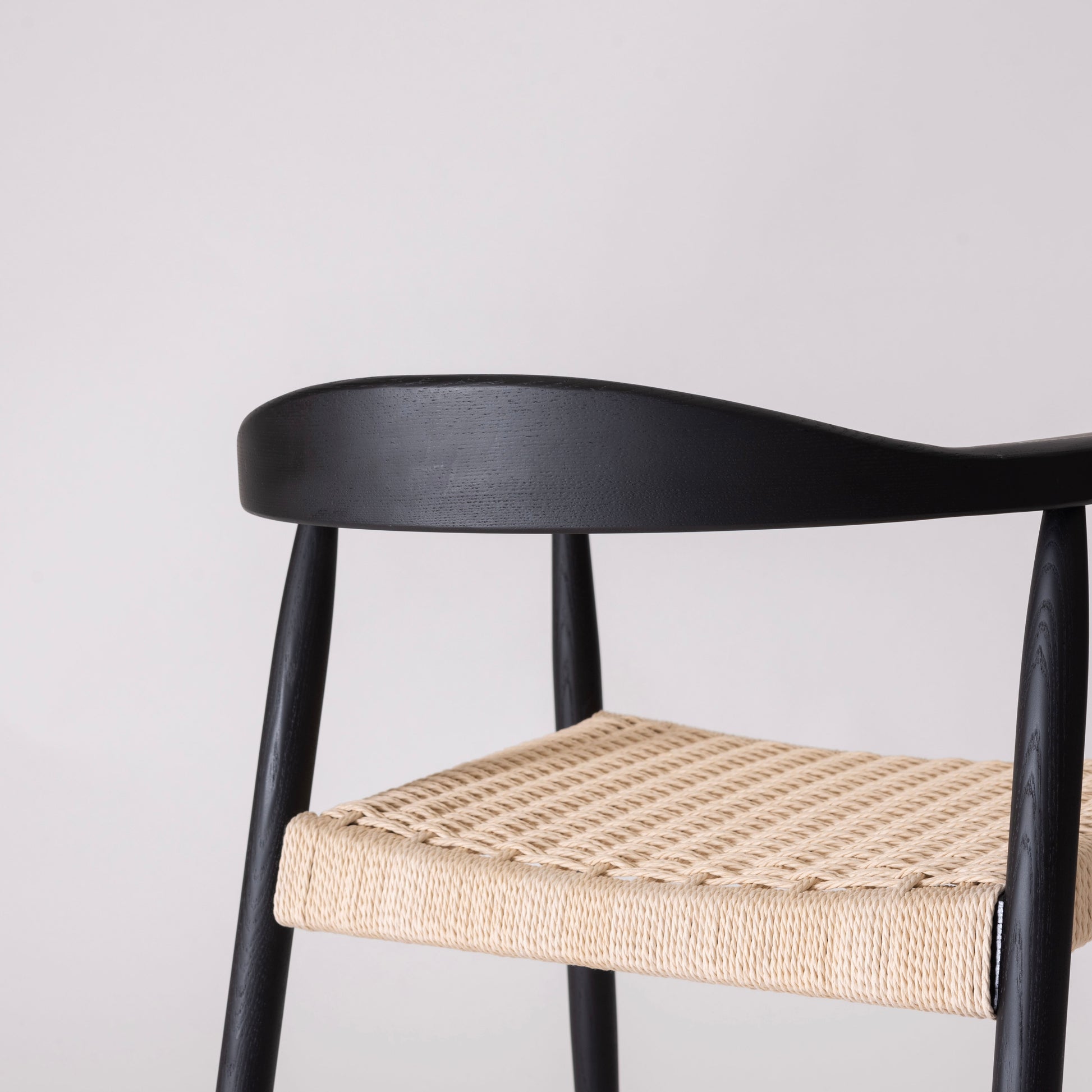 ナチュラルカラーのペーパーコード座面のアーム付チェア