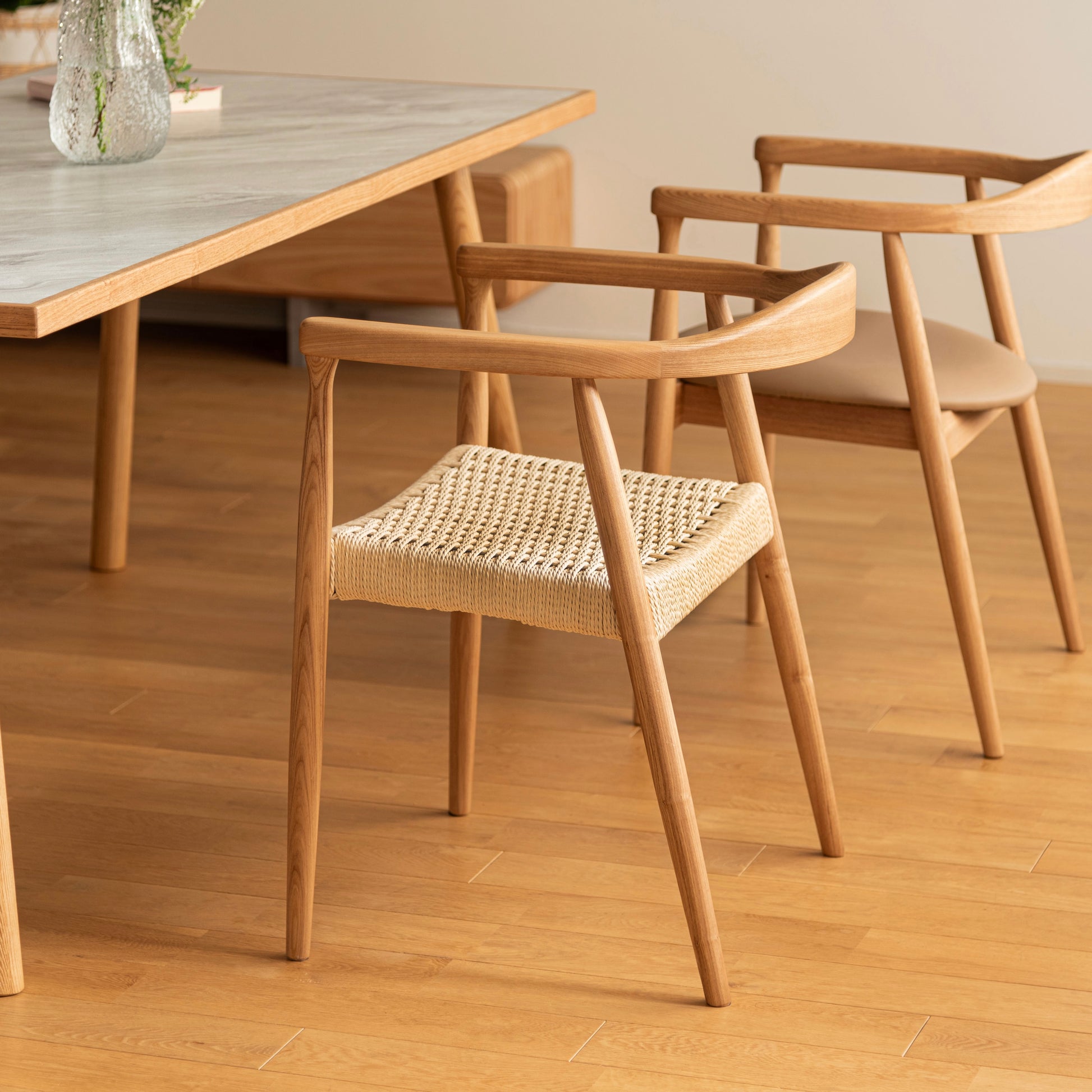 ナチュラルカラーのペーパーコード座面のアーム付チェア