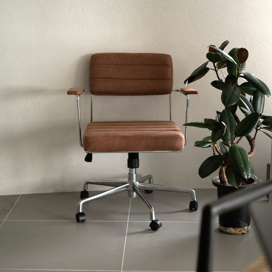 部屋の一角に置かれた昇降式のワークチェア