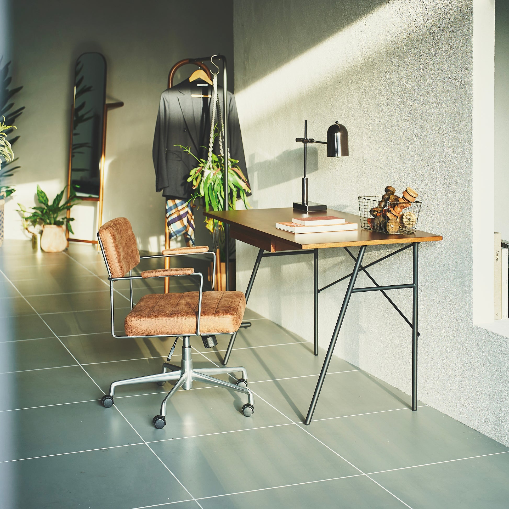 ワークスペースに置かれた昇降式のワークチェア