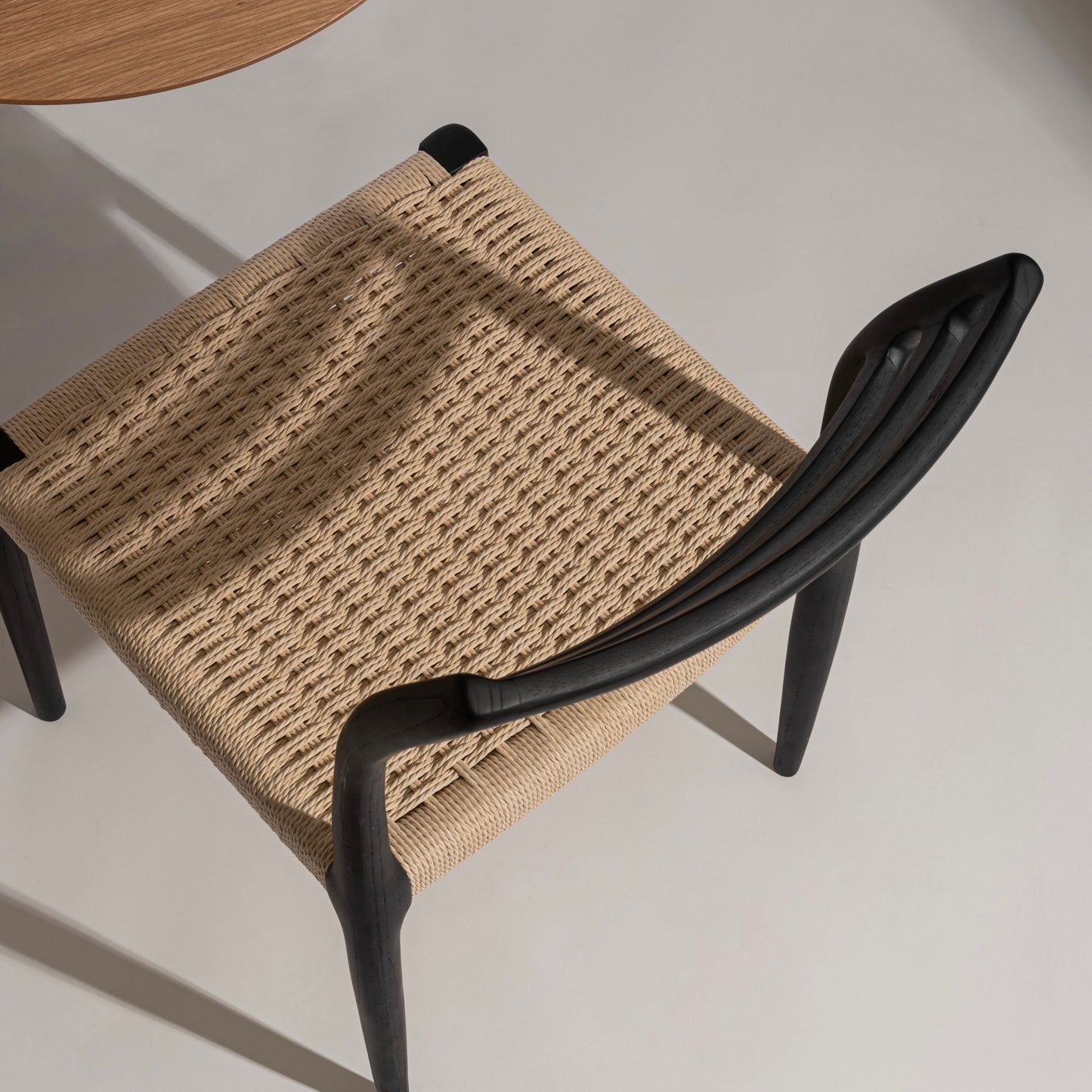 ブラックカラーの木のフレームとペーパーコードの座面が特徴のチェア