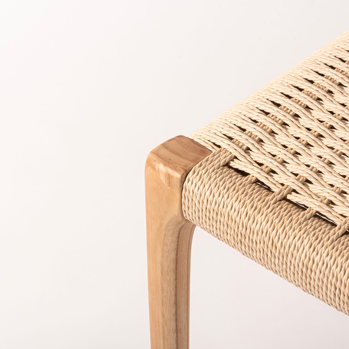 木のフレームとペーパーコードの座面が特徴のチェア