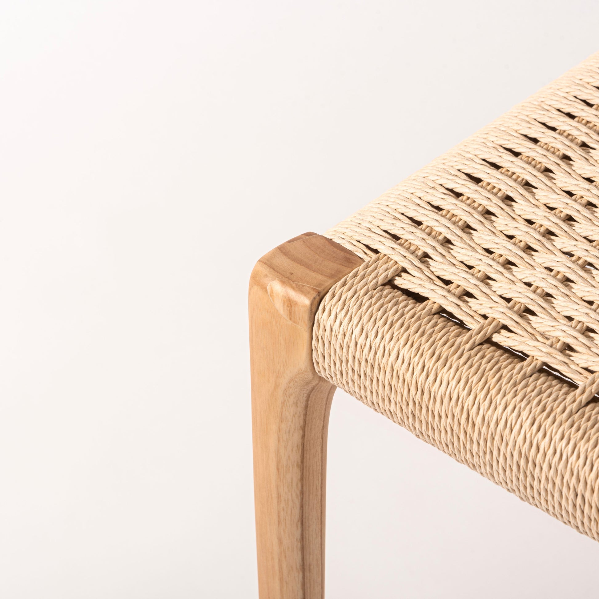 木のフレームとペーパーコードの座面が特徴のチェア