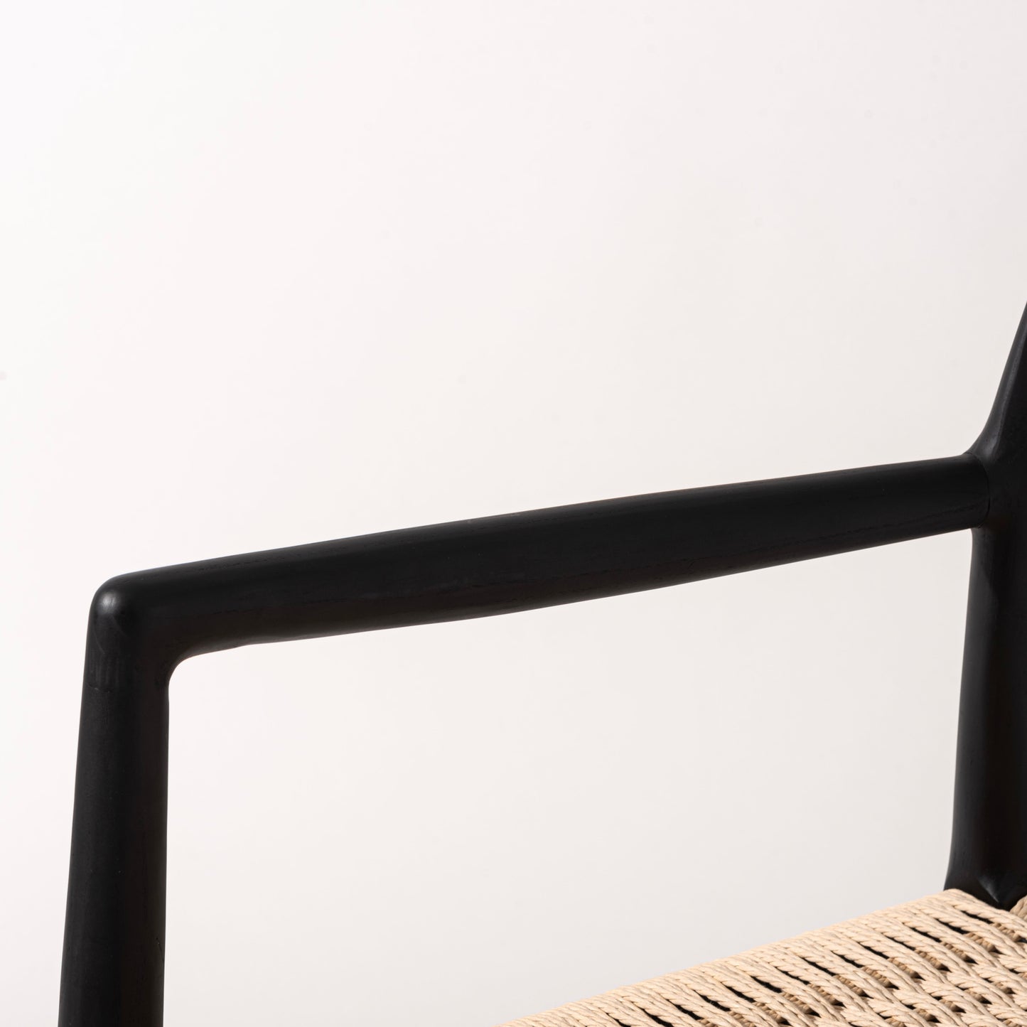 ペーパーコードの座面が特徴のアーム付きチェアのアーム部分