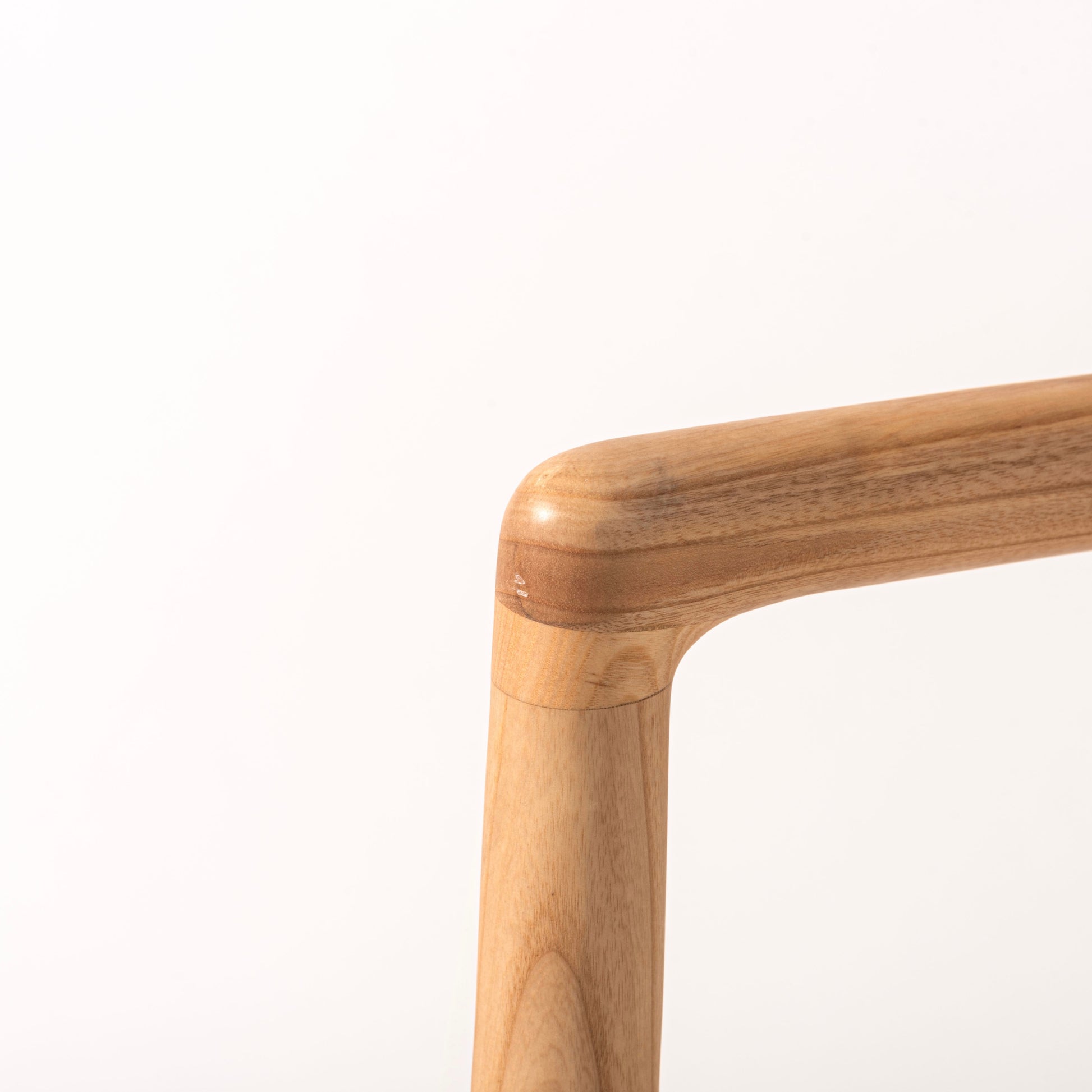 ペーパーコードの座面が特徴のアーム付きチェアのアーム部分