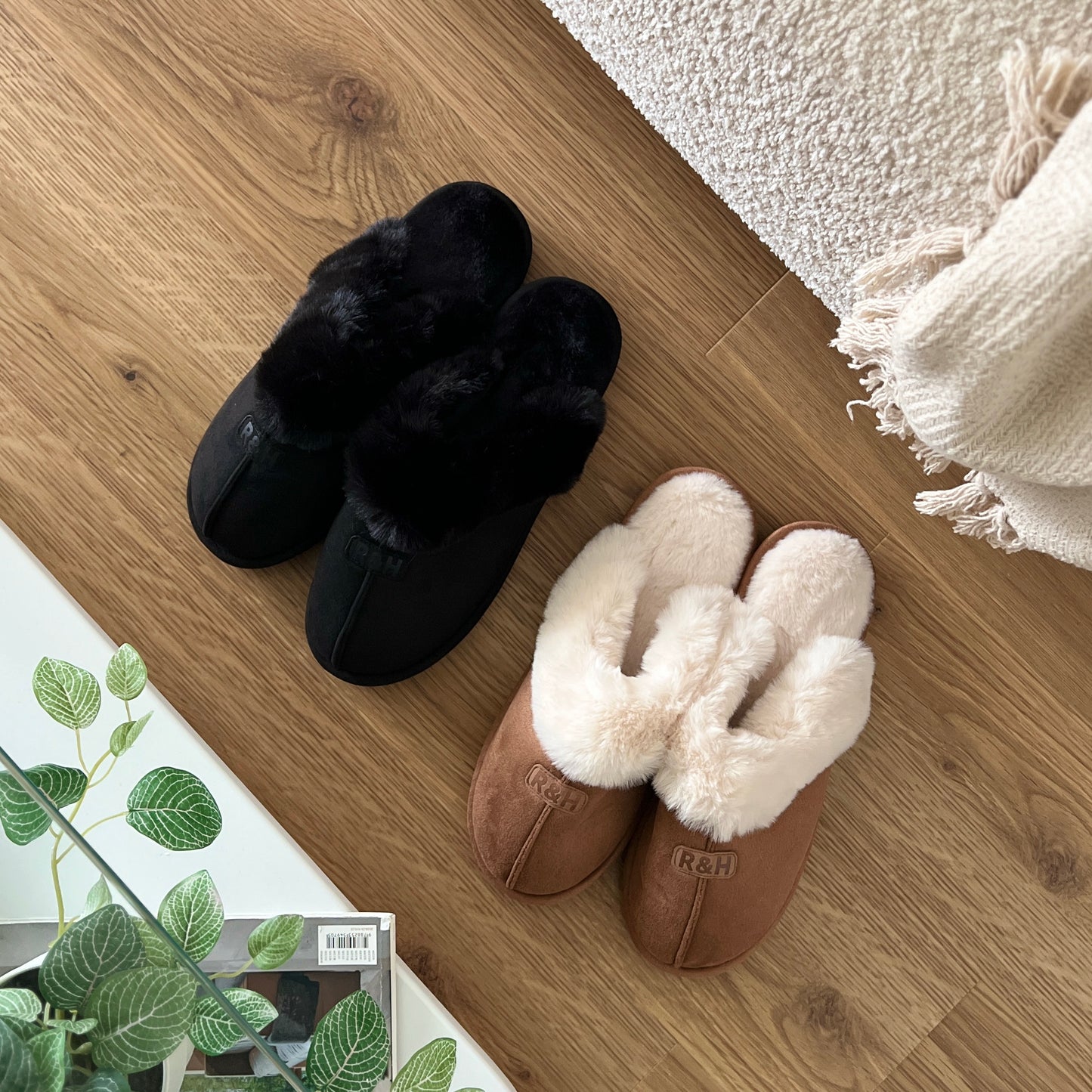 ムートン調のブラックとブラウンのスリッパ