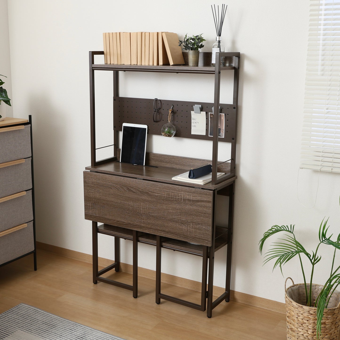 天板が折りたためる収納棚が付いたデスクの天板が折り畳まれている様子