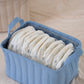 キルティング素材のブルーのバスケットにオムツが収納されている様子